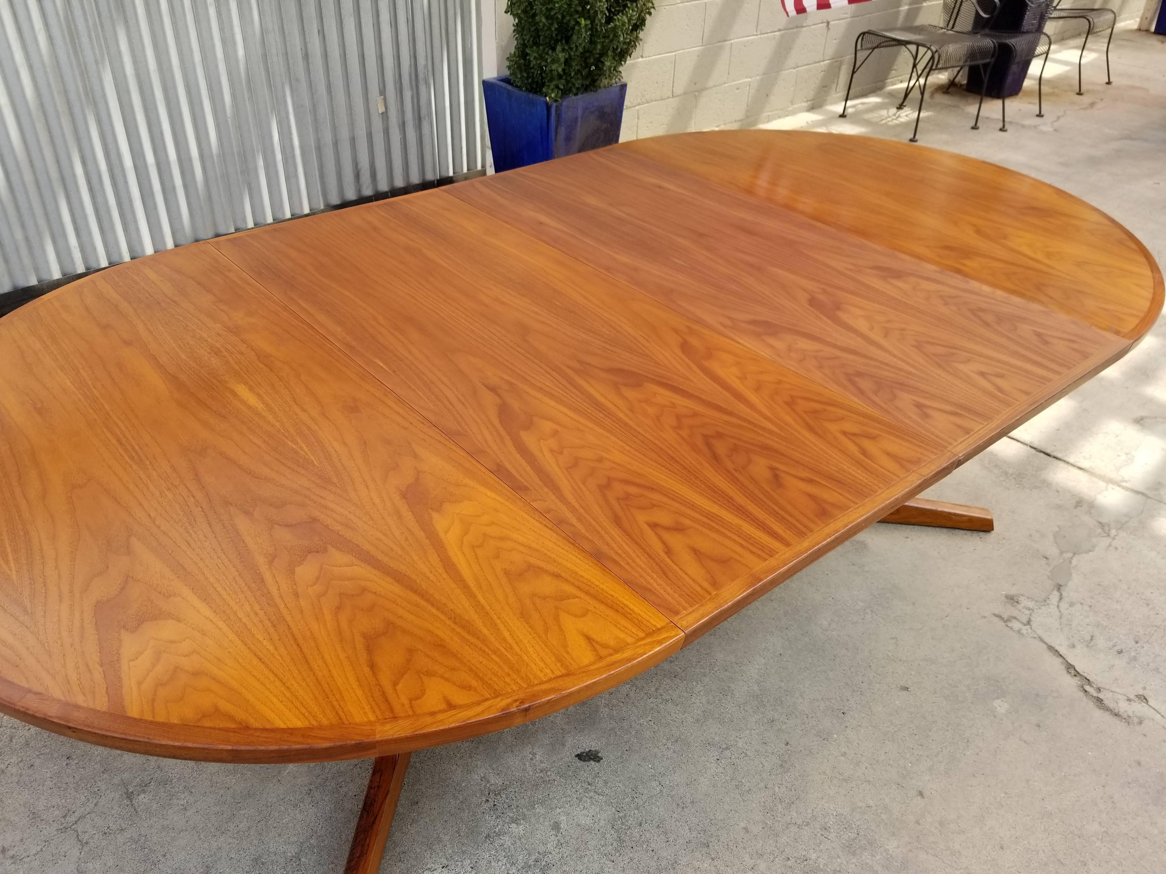 Round Teak Dining Table with Two Leaves In Good Condition In Fulton, CA