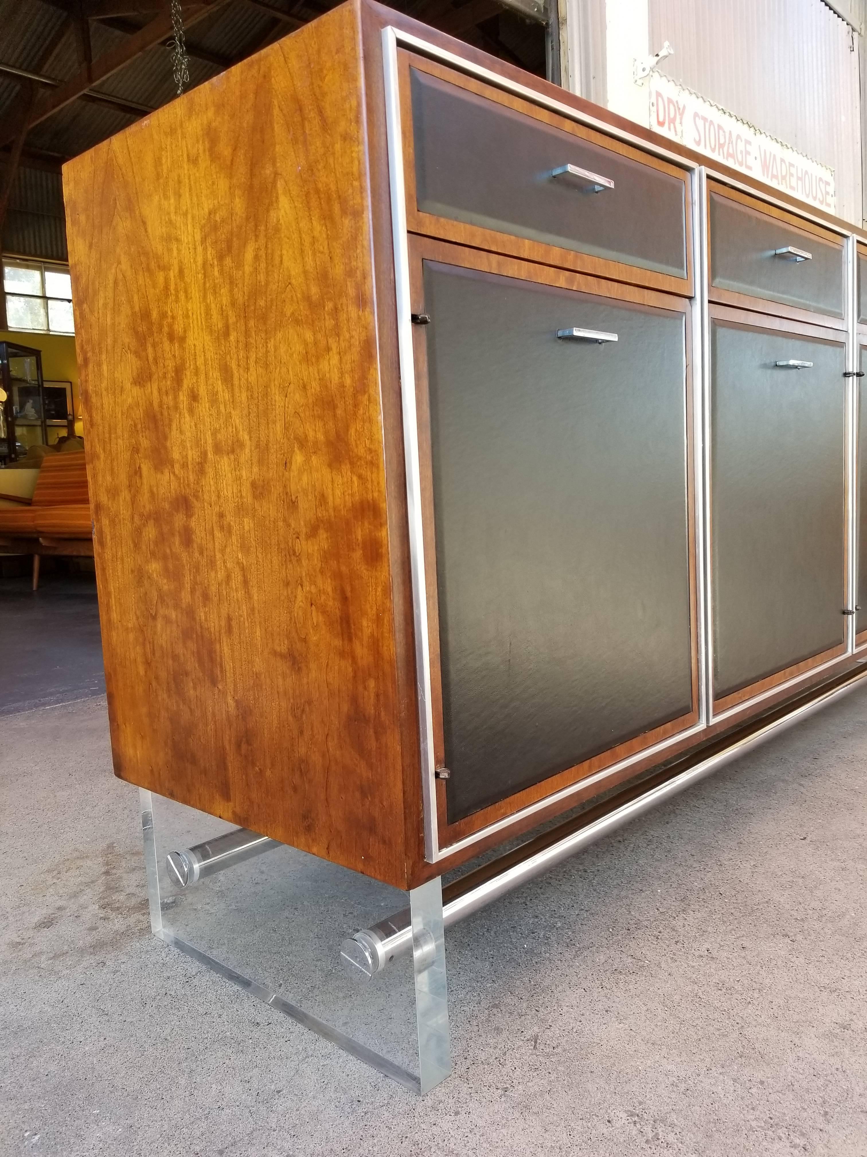 Mid-Century Modern Credenza in Walnut, Lucite, Black Leather and Chrome In Good Condition In Fulton, CA