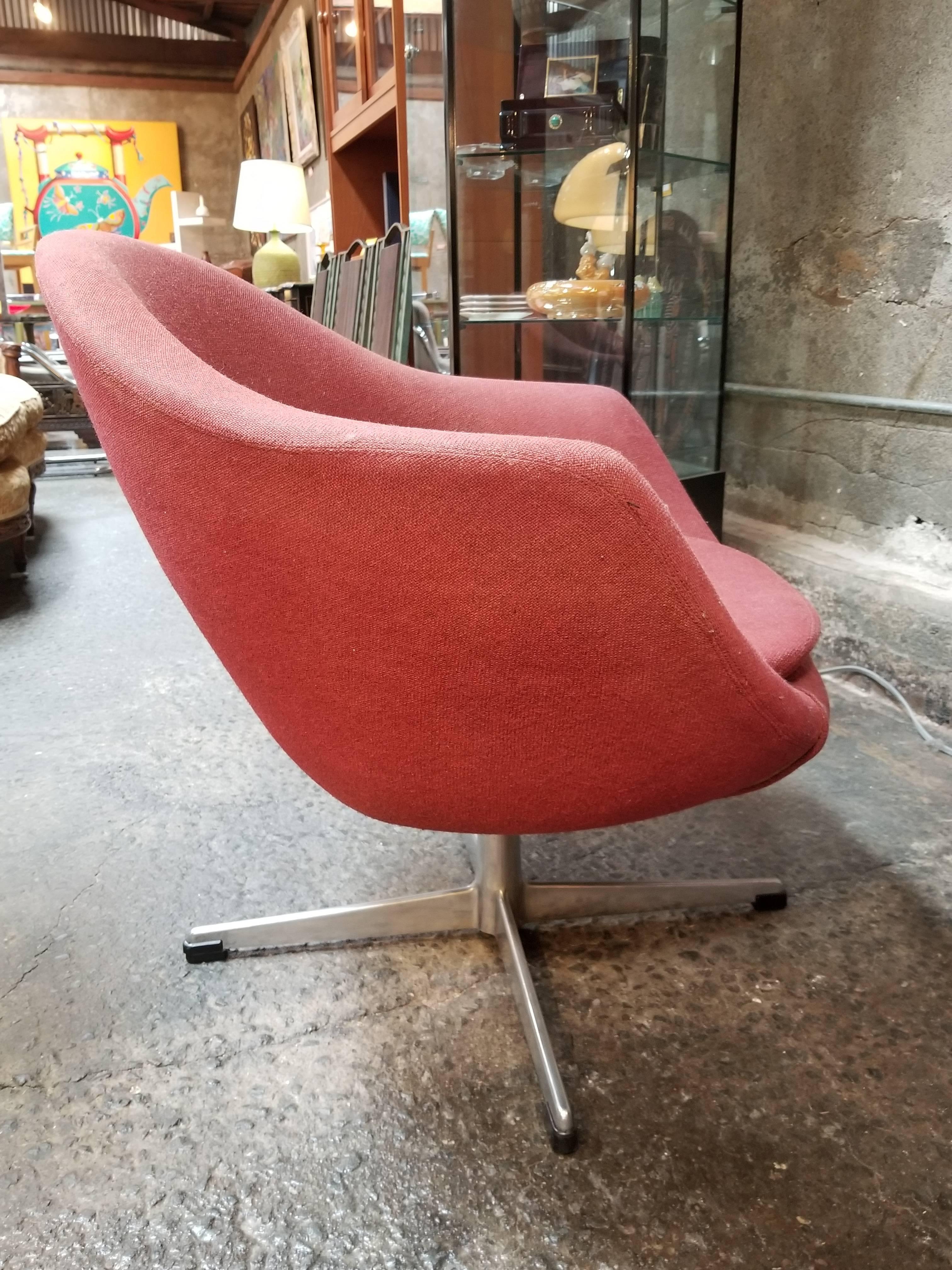 Swivel Lounge Chairs by Overman In Good Condition For Sale In Fulton, CA