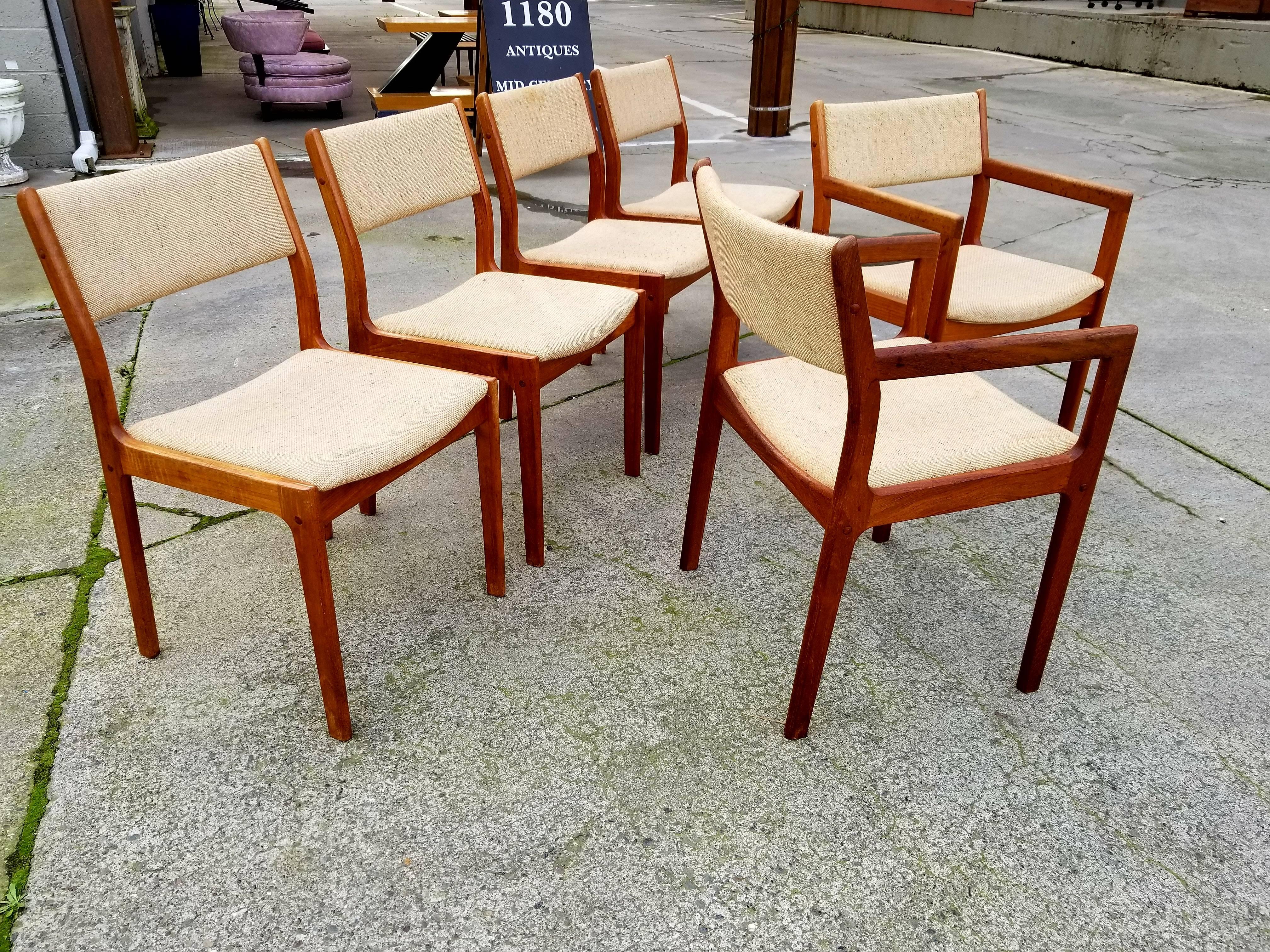 A set of six teak Danish modern style dining chairs by D-Scan, circa 1960s. Solid teak frames, original upholstery. Side chairs measure 18.5 W, 18.5