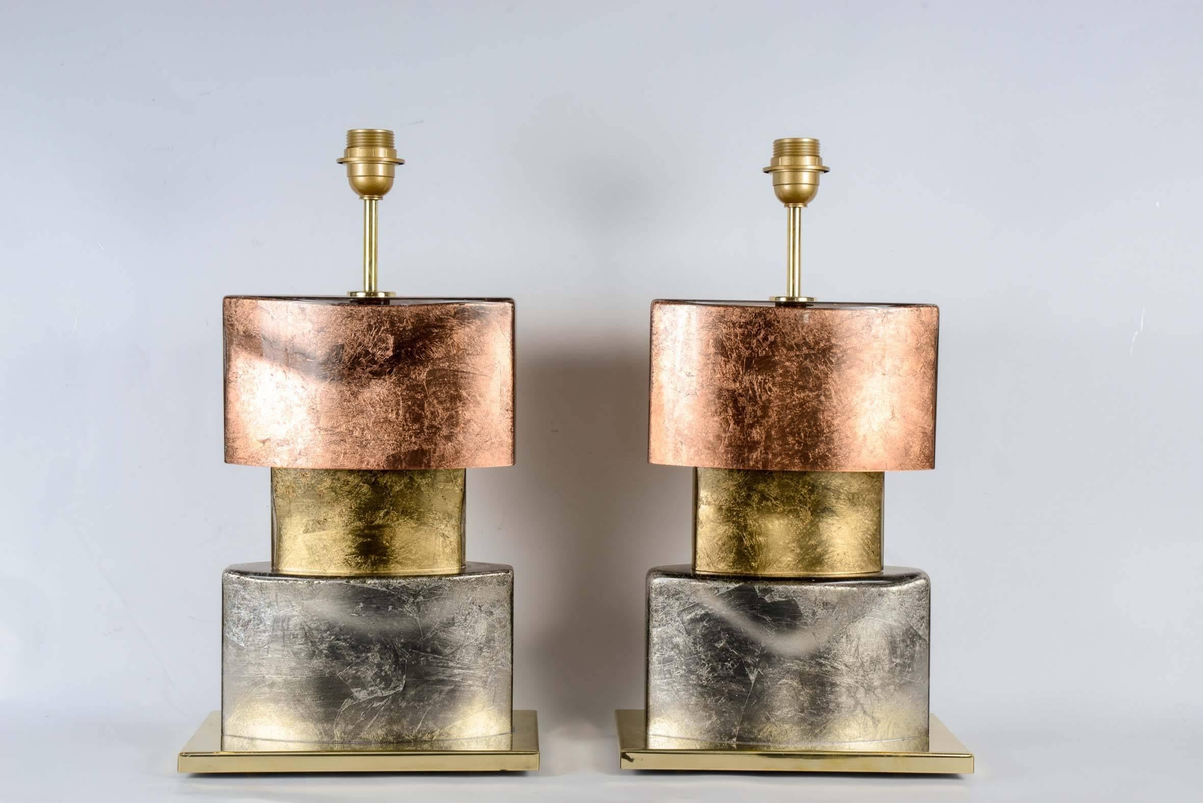 Paar Lampen mit Silber-, Kupfer- und Goldblättern.
Perfekter Zustand.
Maße ohne Schirm angegeben
Kein Schatten enthalten
