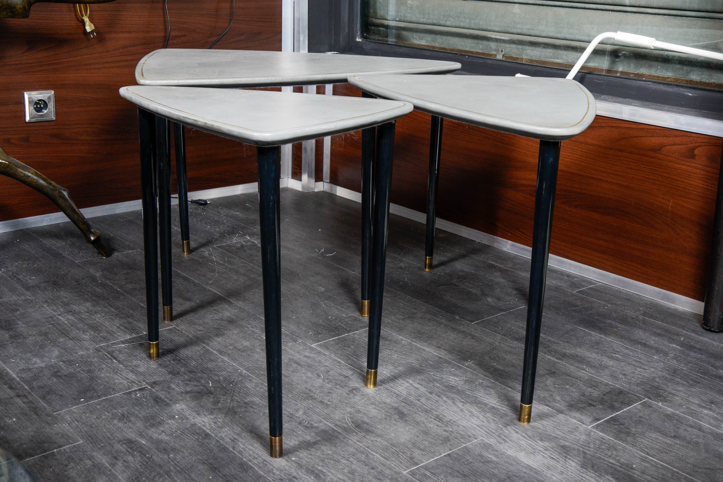 Set of tables in leather and lacquered wood feet.
1- 75 x 45 H 60 cm.
2- 62 x 50 H 50 cm.
3- 40 x 50 H 50 cm.