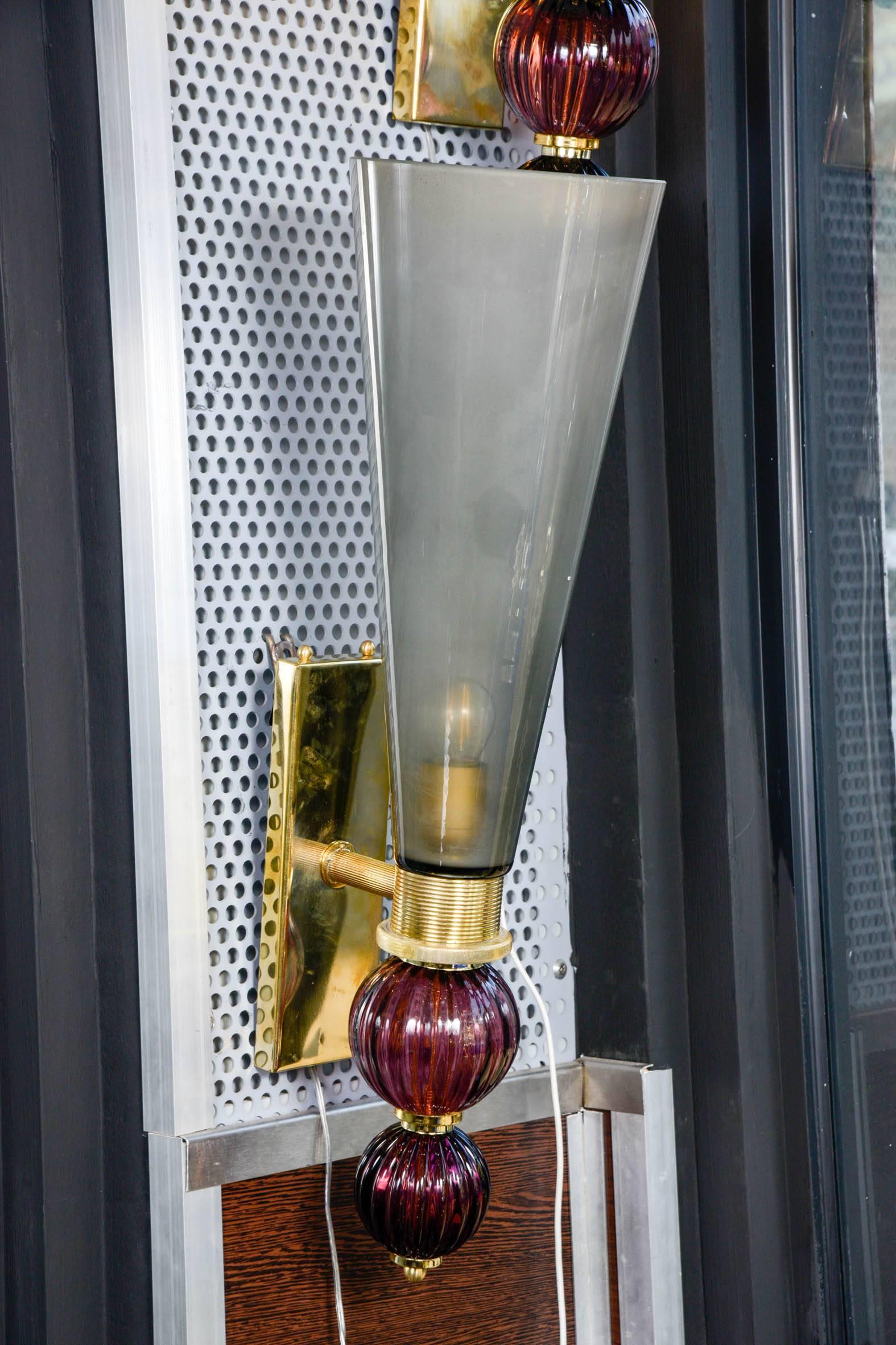 Very nice pair of sconces with purple and grey glass.
Fixture in brass.
2 pairs are available
The price is for one pair.