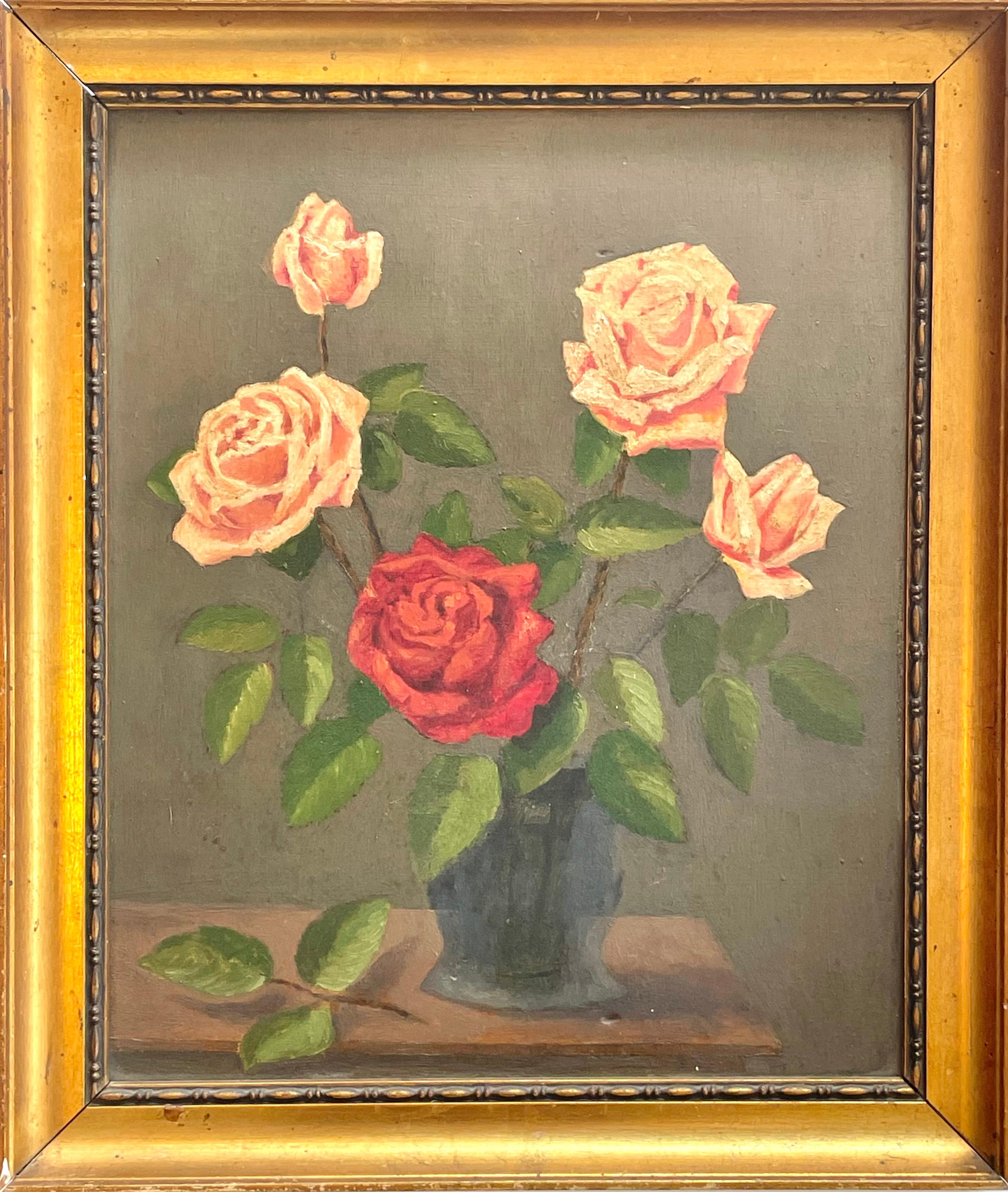 Dies ist ein antikes Stillleben mit einem Rosenstrauß in einer kleinen Vase. Die Komposition besteht aus sechs Rosen, von denen fünf in zarten Pfirsichrosa-Tönen gehalten sind, während die zentrale Rose in einem auffälligen, tiefen Rot gehalten ist