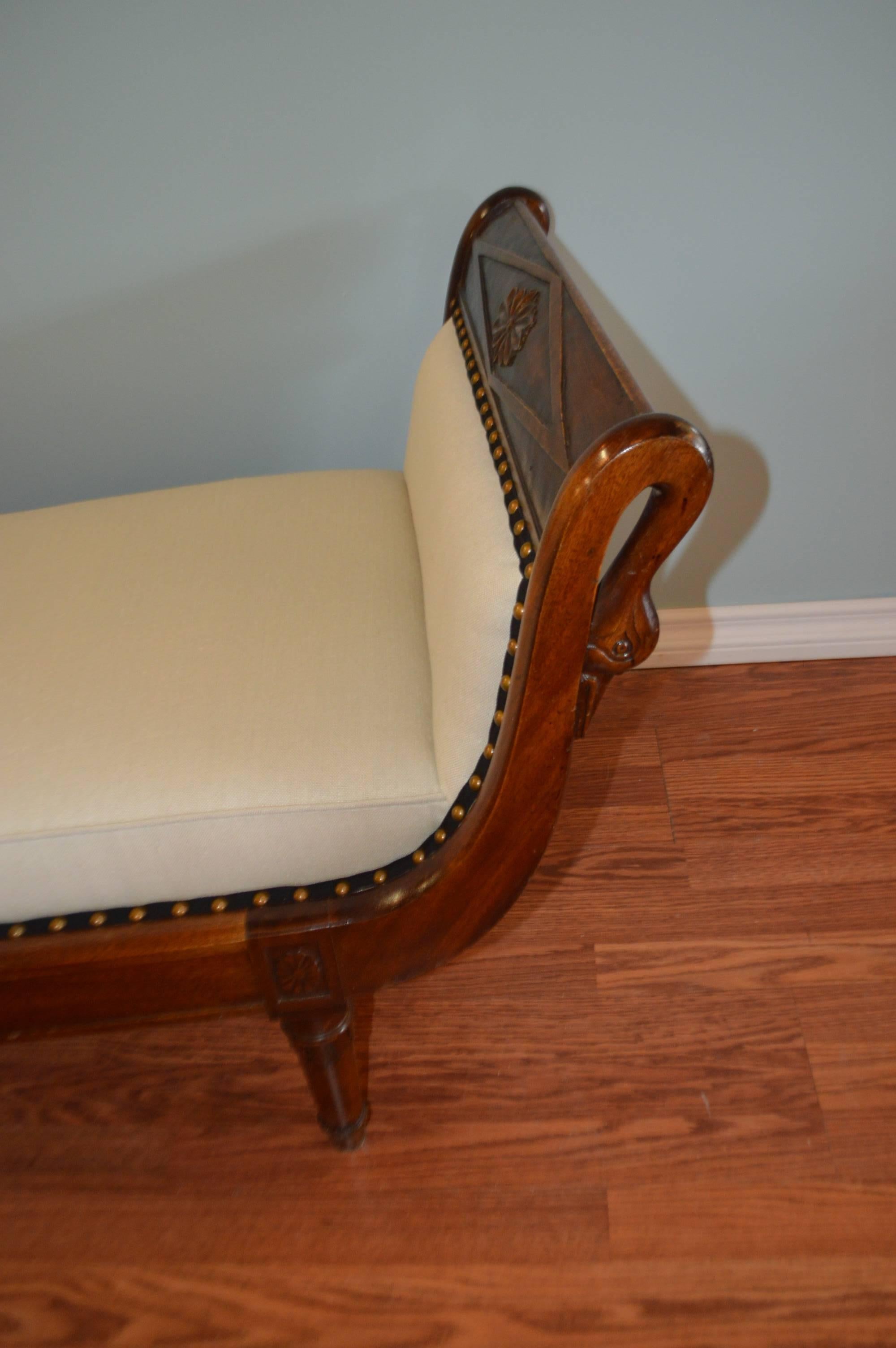 Empire Style Mahogany Chaise with Hand-Carved Swan Motif For Sale 1