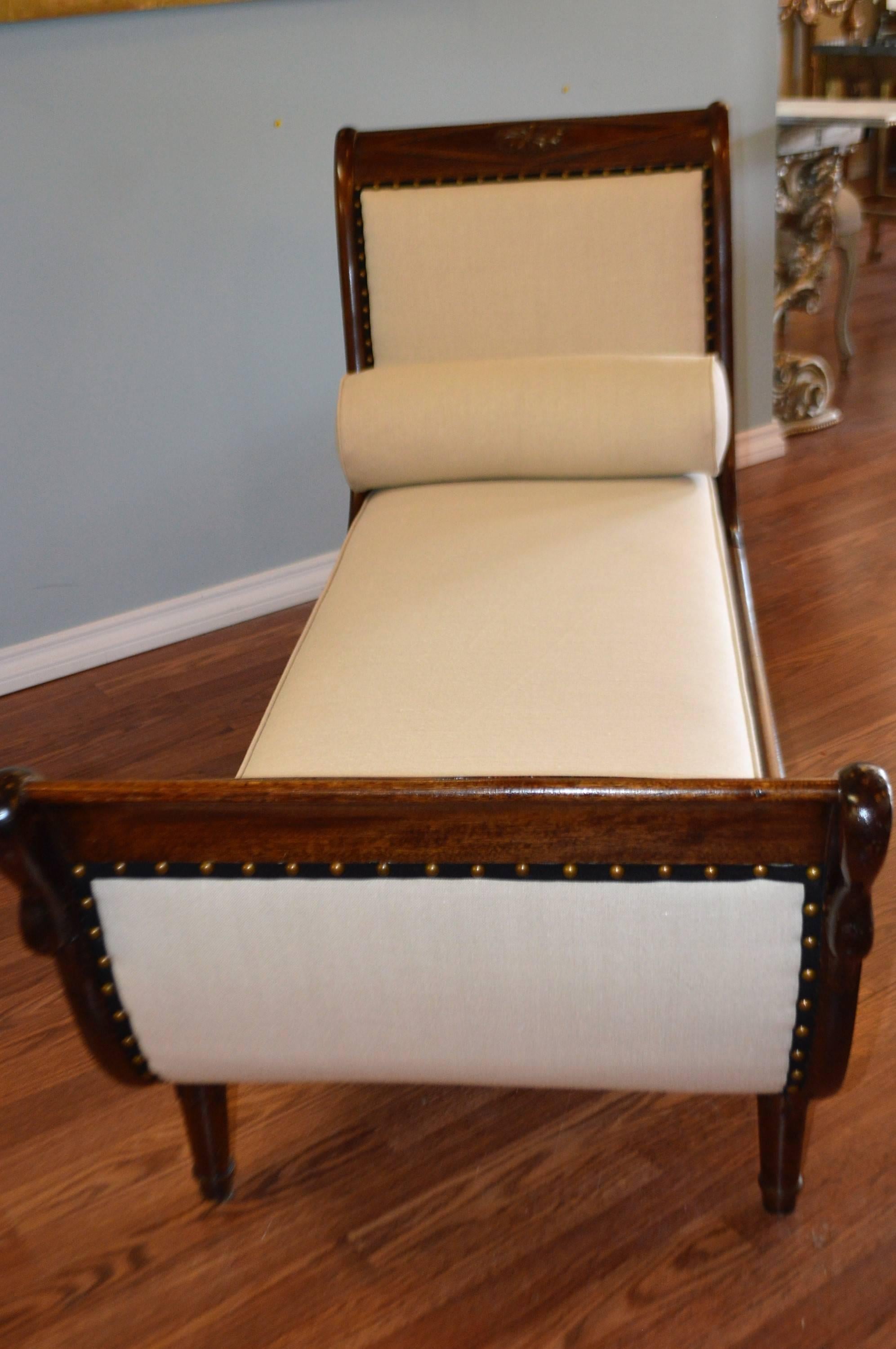 Empire Style Mahogany Chaise with Hand-Carved Swan Motif For Sale 2