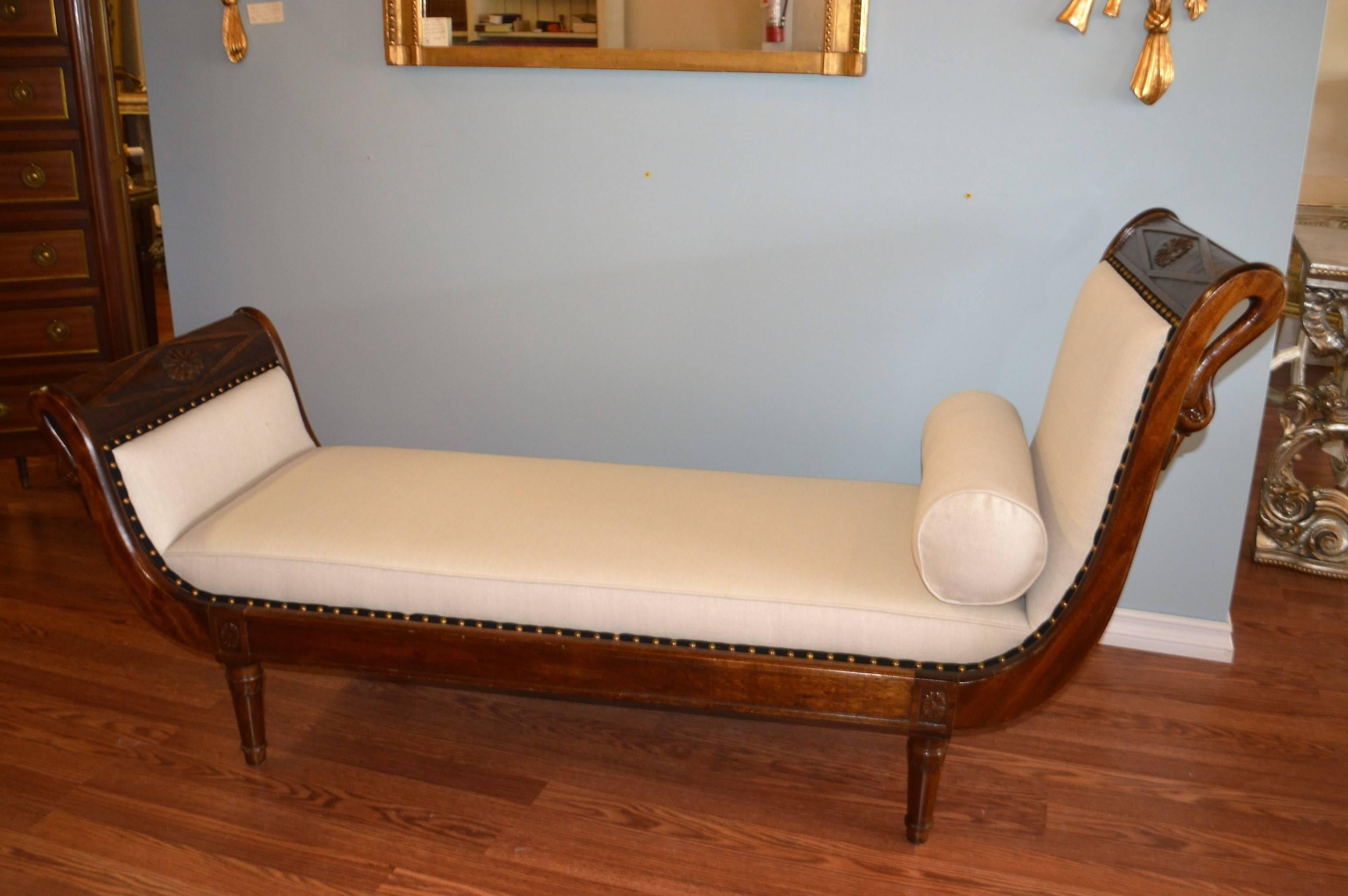 19th Century Empire Style Mahogany Chaise with Hand-Carved Swan Motif For Sale