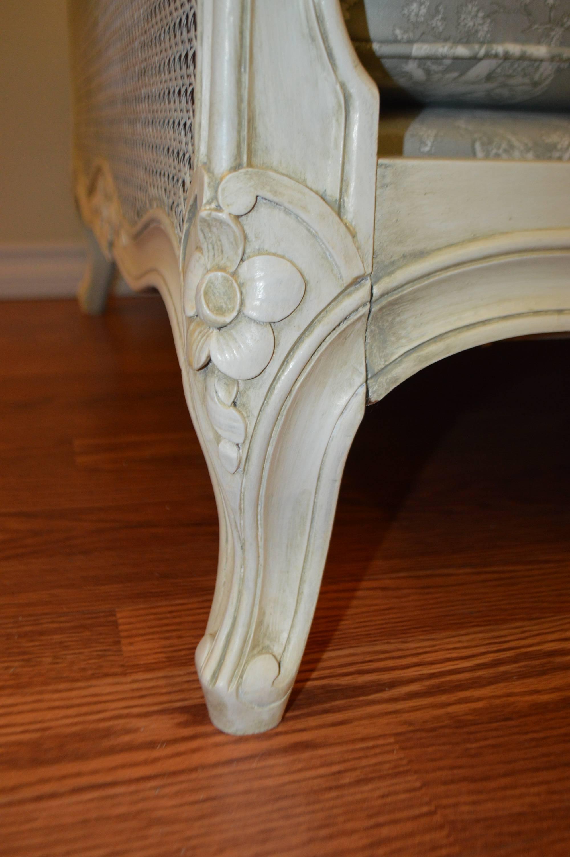 Louis XV Style Painted Daybed In Excellent Condition In Oakville, ON