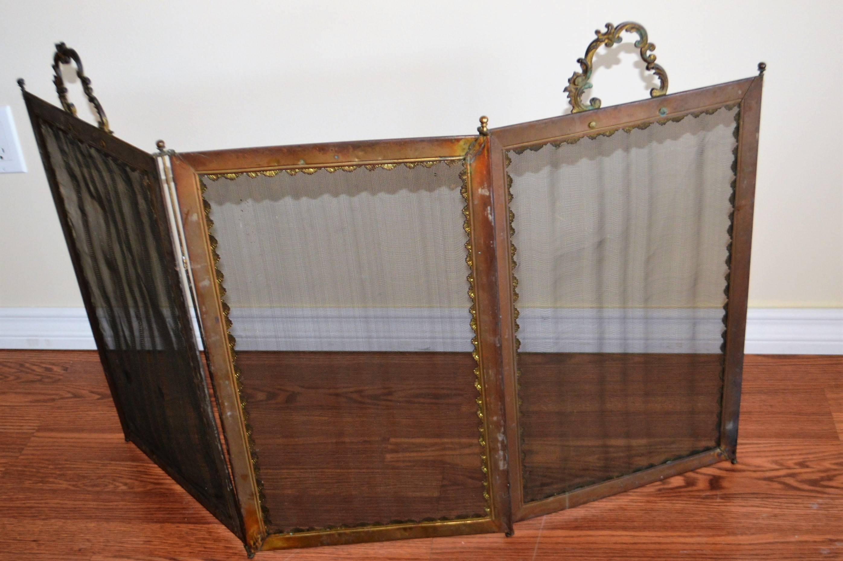 French Folding Bronze and Mesh Fireplace Screen In Excellent Condition For Sale In Oakville, ON
