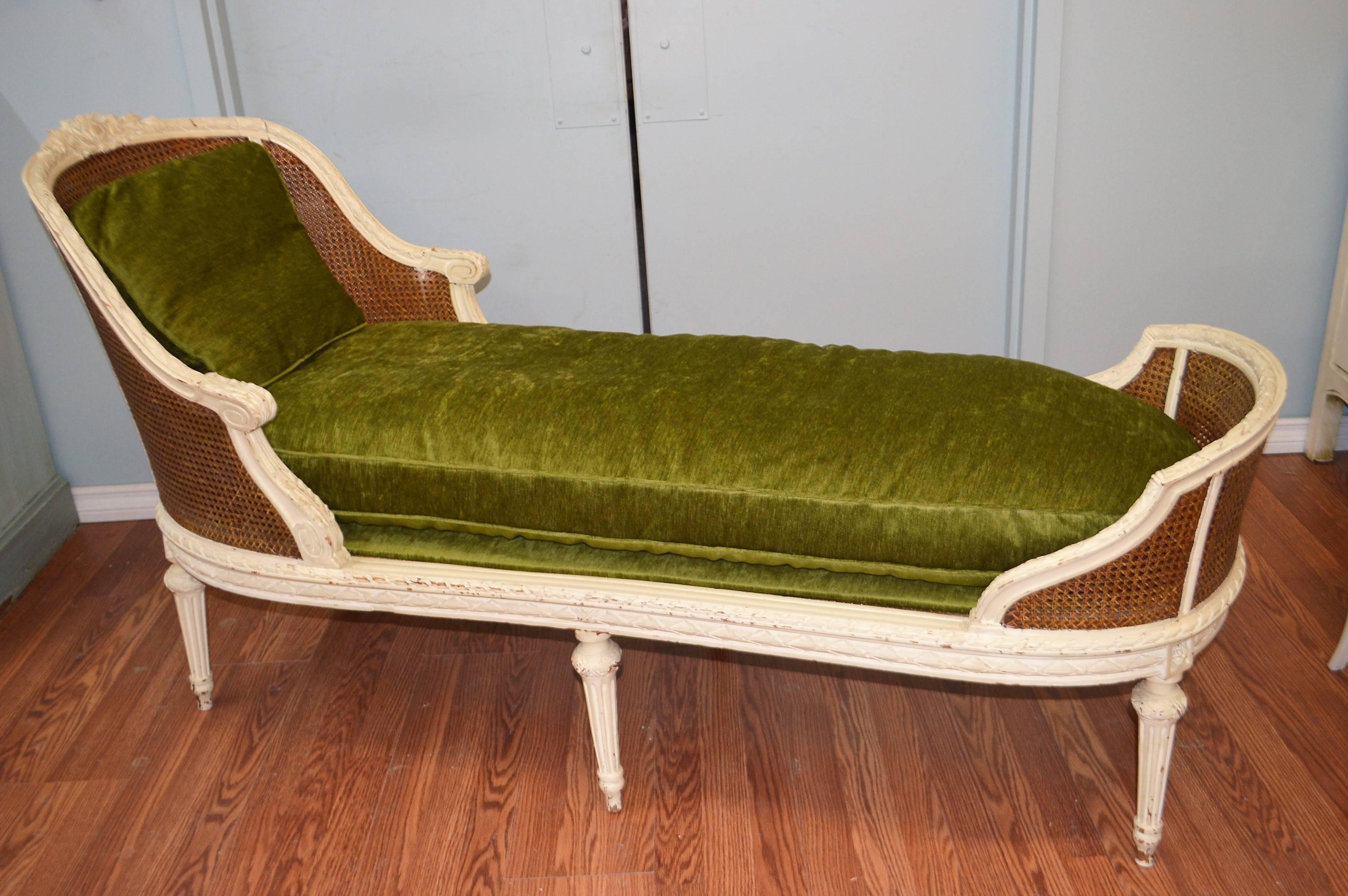 19th century Louis XVI style Chaise Longue In Excellent Condition For Sale In Oakville, ON