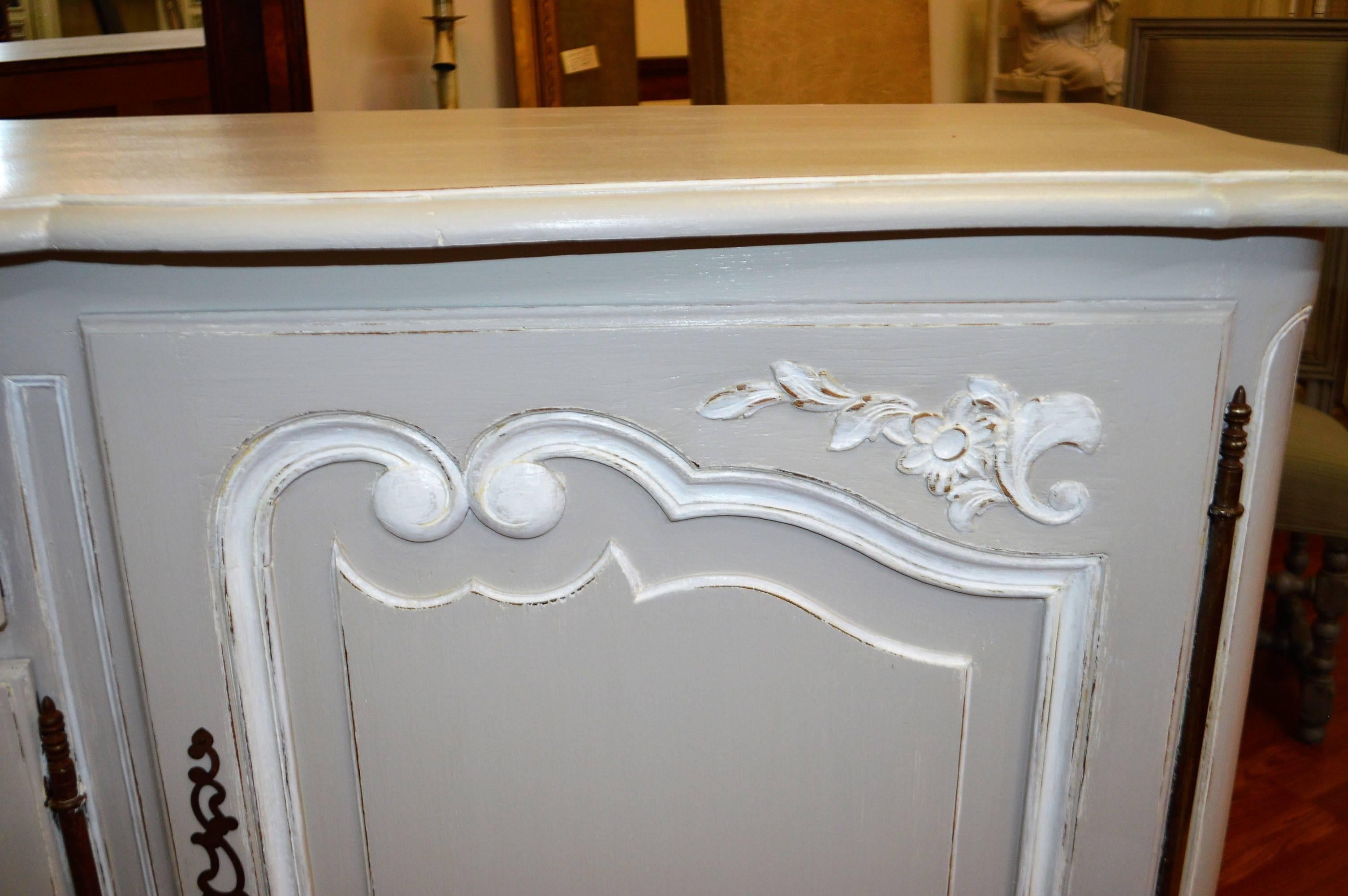 French Louis XV Style Large Painted Grey and White Sideboard For Sale