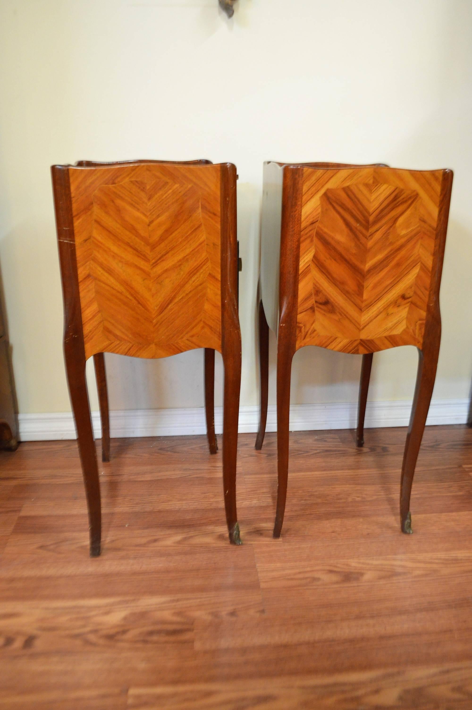 Pair of Transitional Inlay Wood Side Tables One with Faux Leather Books Exterior In Good Condition In Oakville, ON