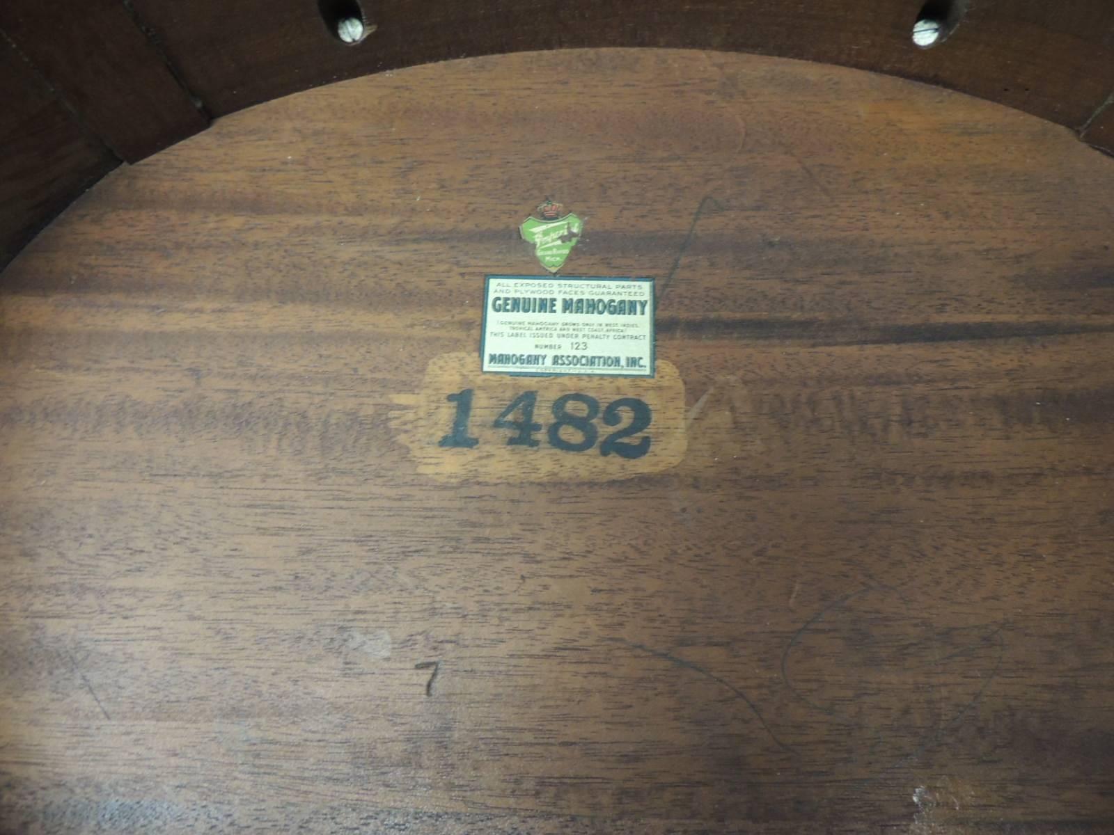 Vintage Oval Wood Side Table with Square Tapered Legs In Excellent Condition In Oakland Park, FL