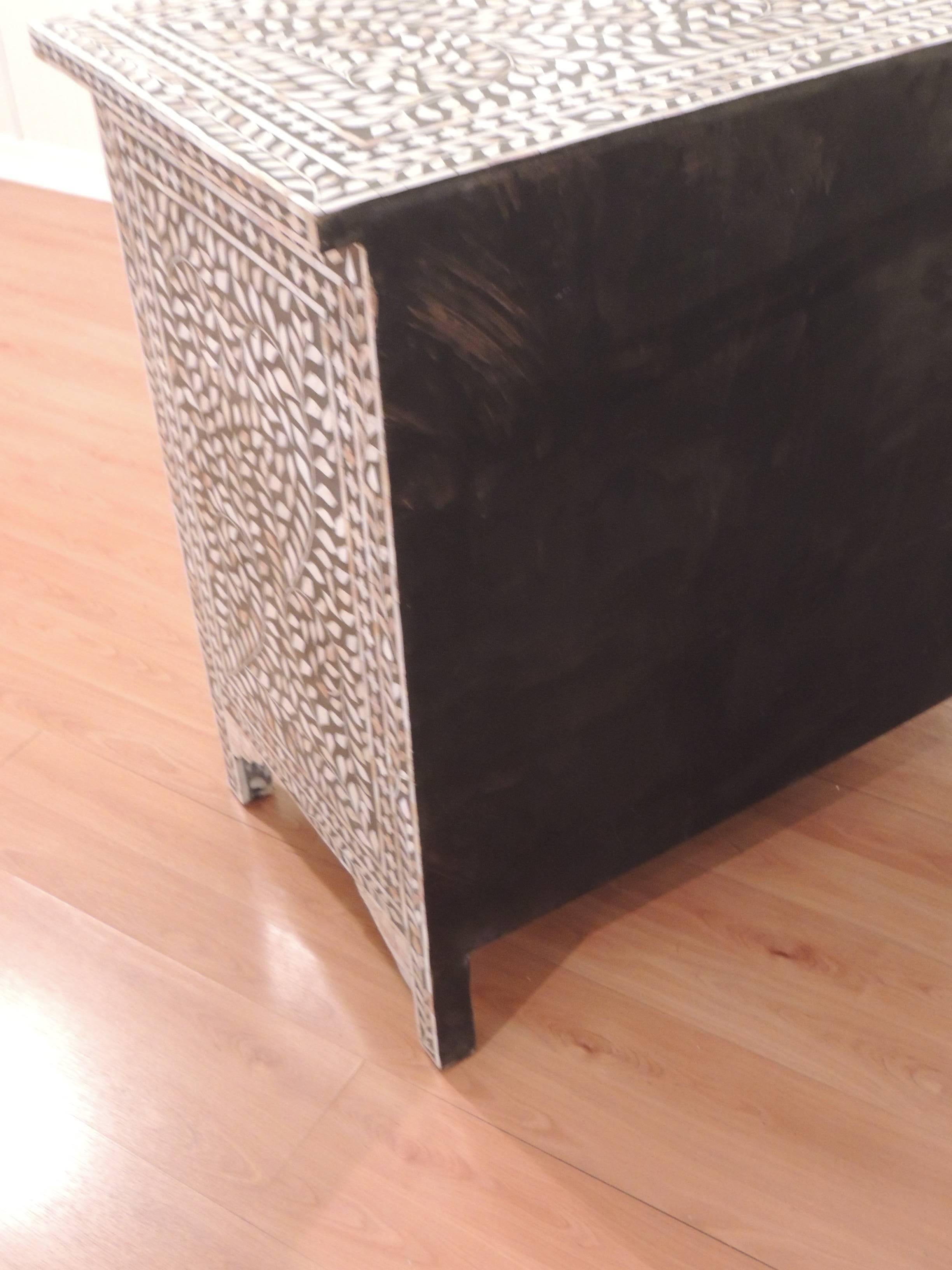 Black and White Mother-of-Pearl Tall Dresser In Excellent Condition In Oakland Park, FL