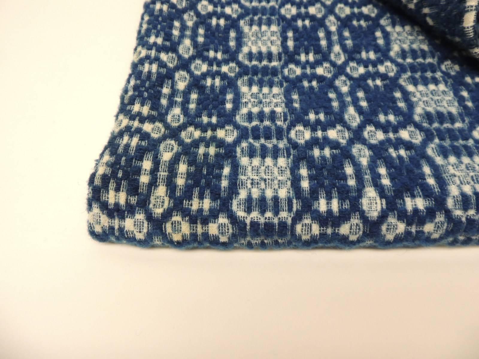 Antique jacquard blue and white Americana blue and white throw.
Double weaved coverlet in soft white and blue colors. Provenance: Late 19th century, USA.
Colonial American style.
Ideal placement for this coverlet is a queen-size bed or for a twin