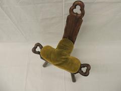 Chaise d'accouchement africaine primitive vintage