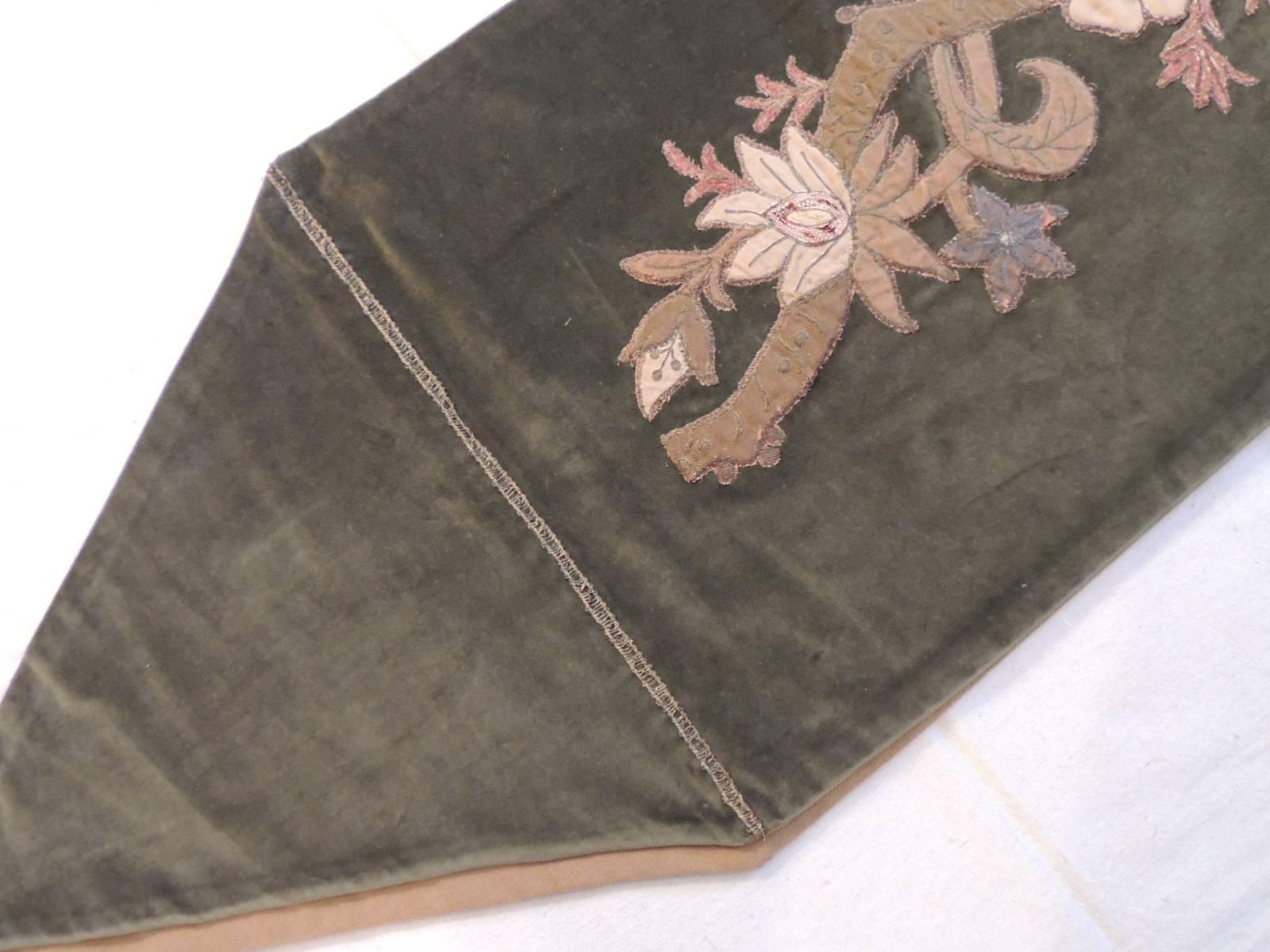 This item is part of our 7Th Anniversary SALE:
Arts & Craft green velvet table runner with gold tassels depicting a French hand embroidered 
appliqué with metallic threads in the shape of flowers with a gold silk couple of tassels at each end;
