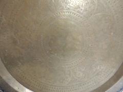 Großes rundes asiatisches Serviertablett aus Messing