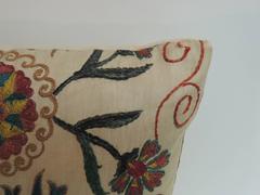 Cuscino decorativo vintage in seta con ricamo floreale Suzani