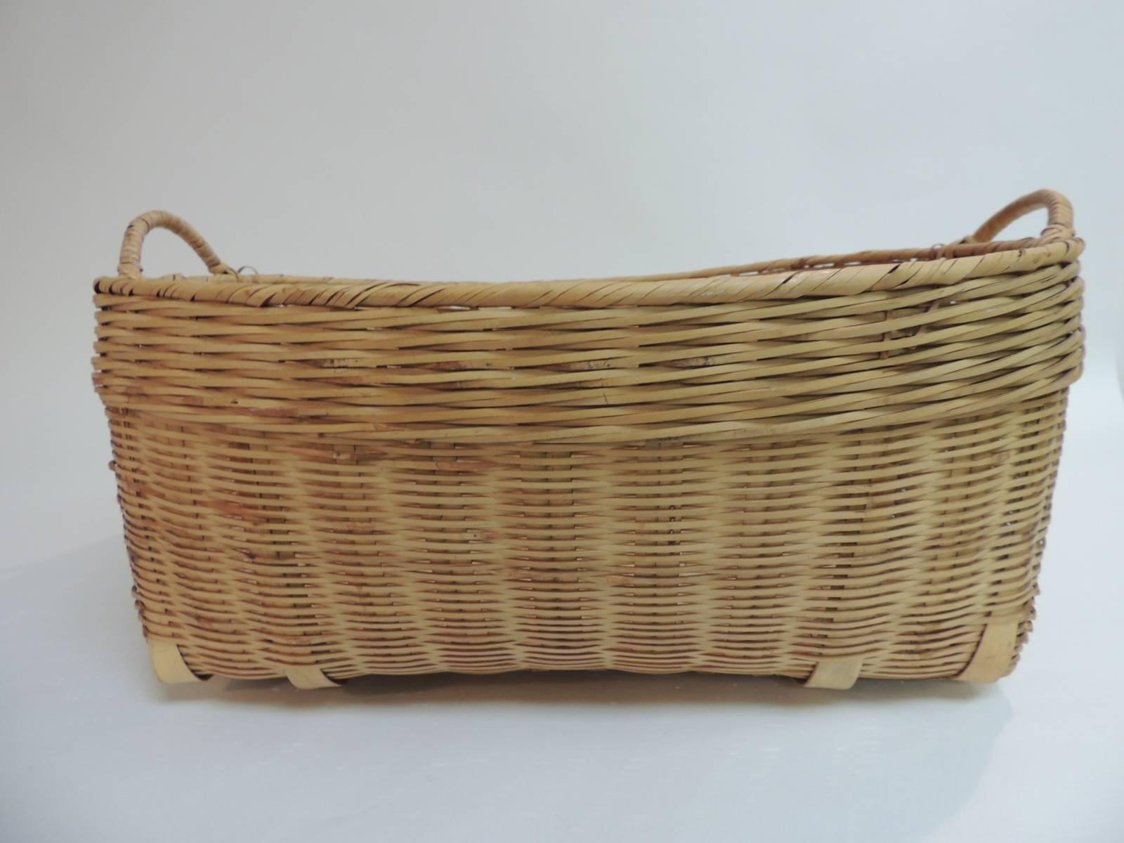 American Country Oval Large Wicker Woven Basket In Excellent Condition In Oakland Park, FL