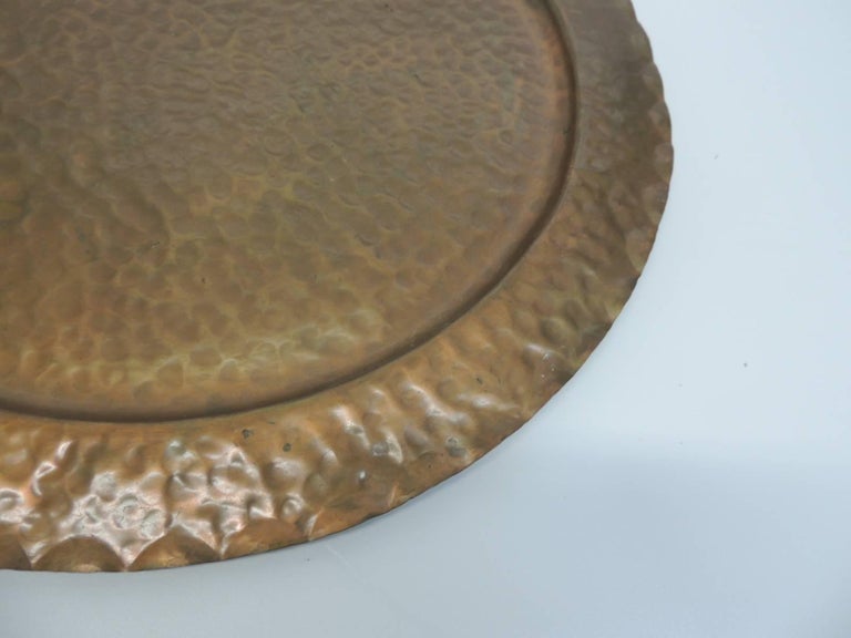 Vintage round serving copper tray
Copper serving tray with hand-hammered finish all around. Hanging hook in the back.
Size: 19”D x .50