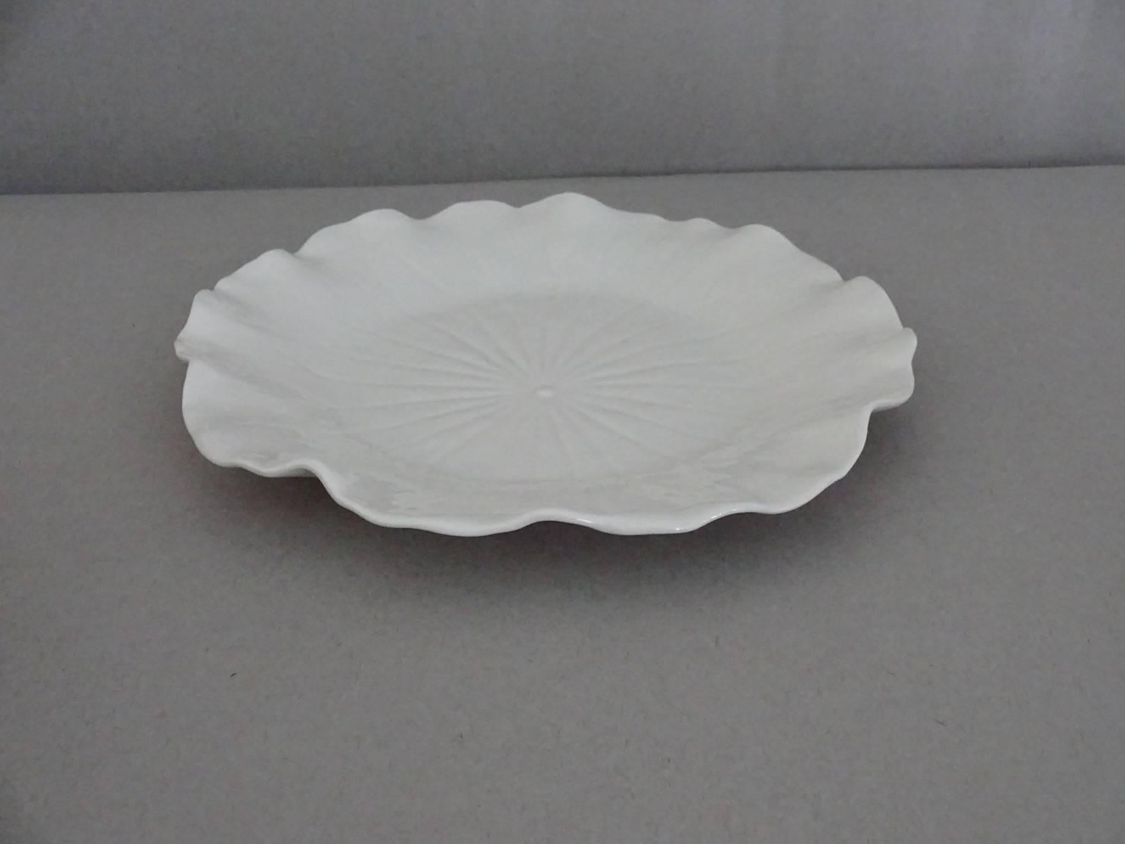 Ten Creamware Lotus Leaf Dessert Plates In Excellent Condition In Hudson, NY
