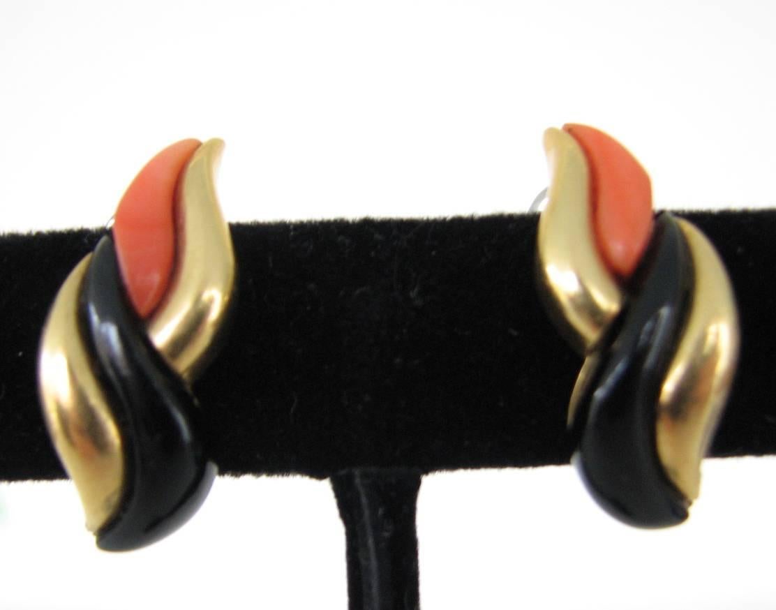 Coral, onyx and 18-karat gold earrings, clip-on, 11.3 grams.