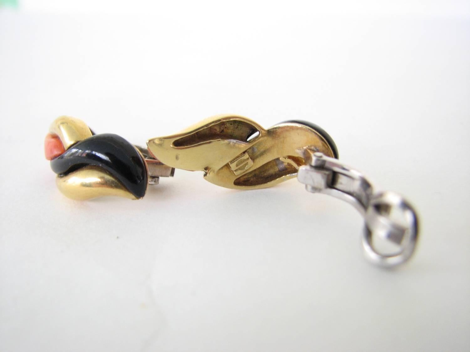 Pair of 18-Karat Gold, Coral and Onyx Earclips In Excellent Condition For Sale In Hudson, NY