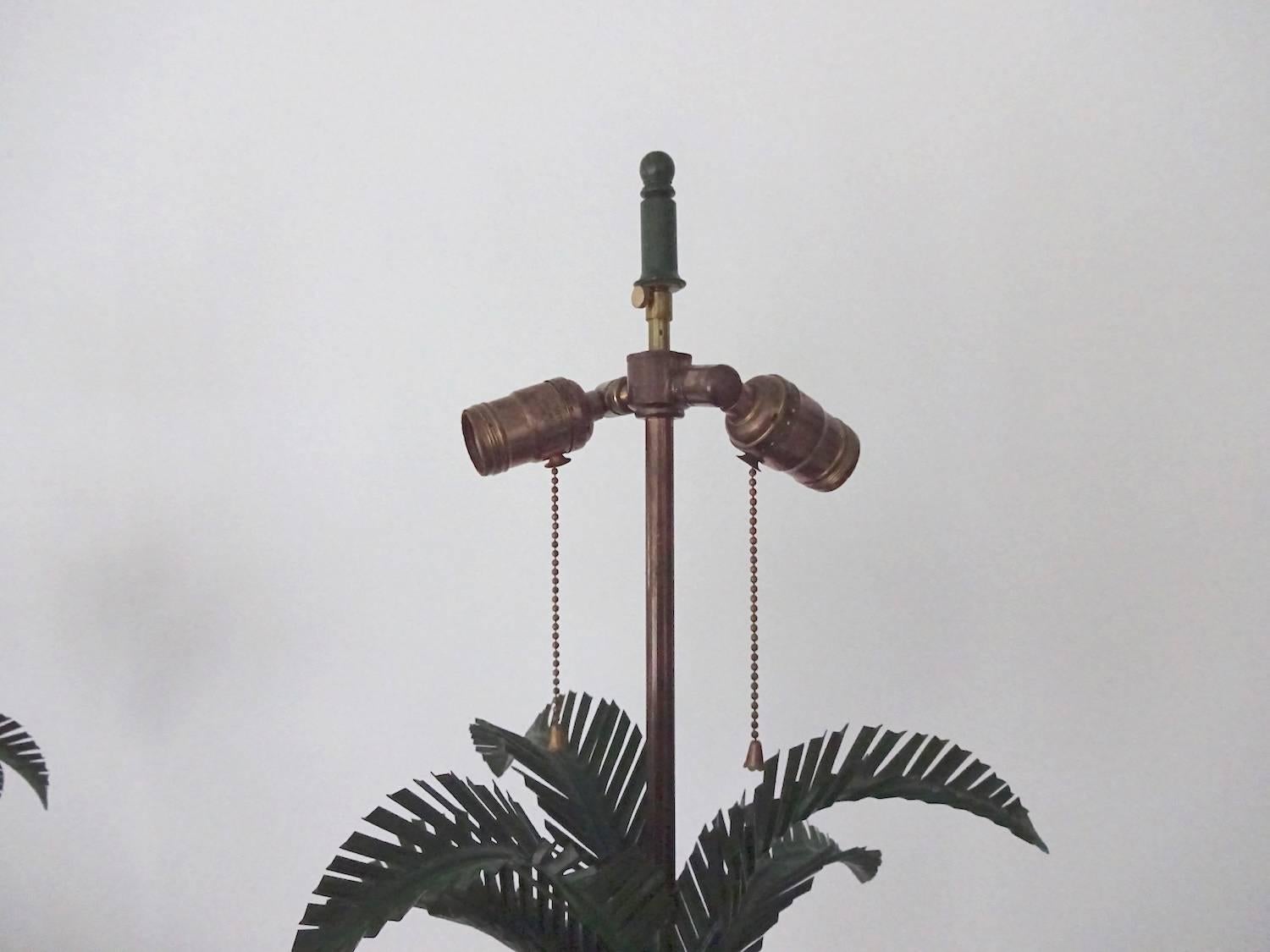 Palm Tree-Form Pair of Tole Peinte and Wood Lamps In Excellent Condition For Sale In Hudson, NY