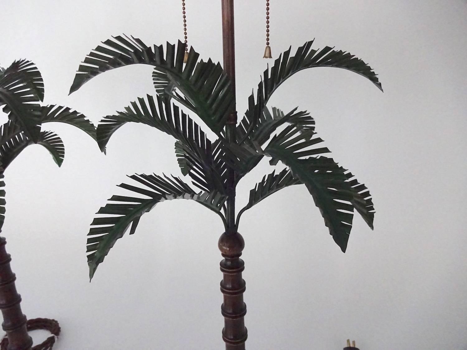 Tôle Palm Tree-Form Pair of Tole Peinte and Wood Lamps For Sale