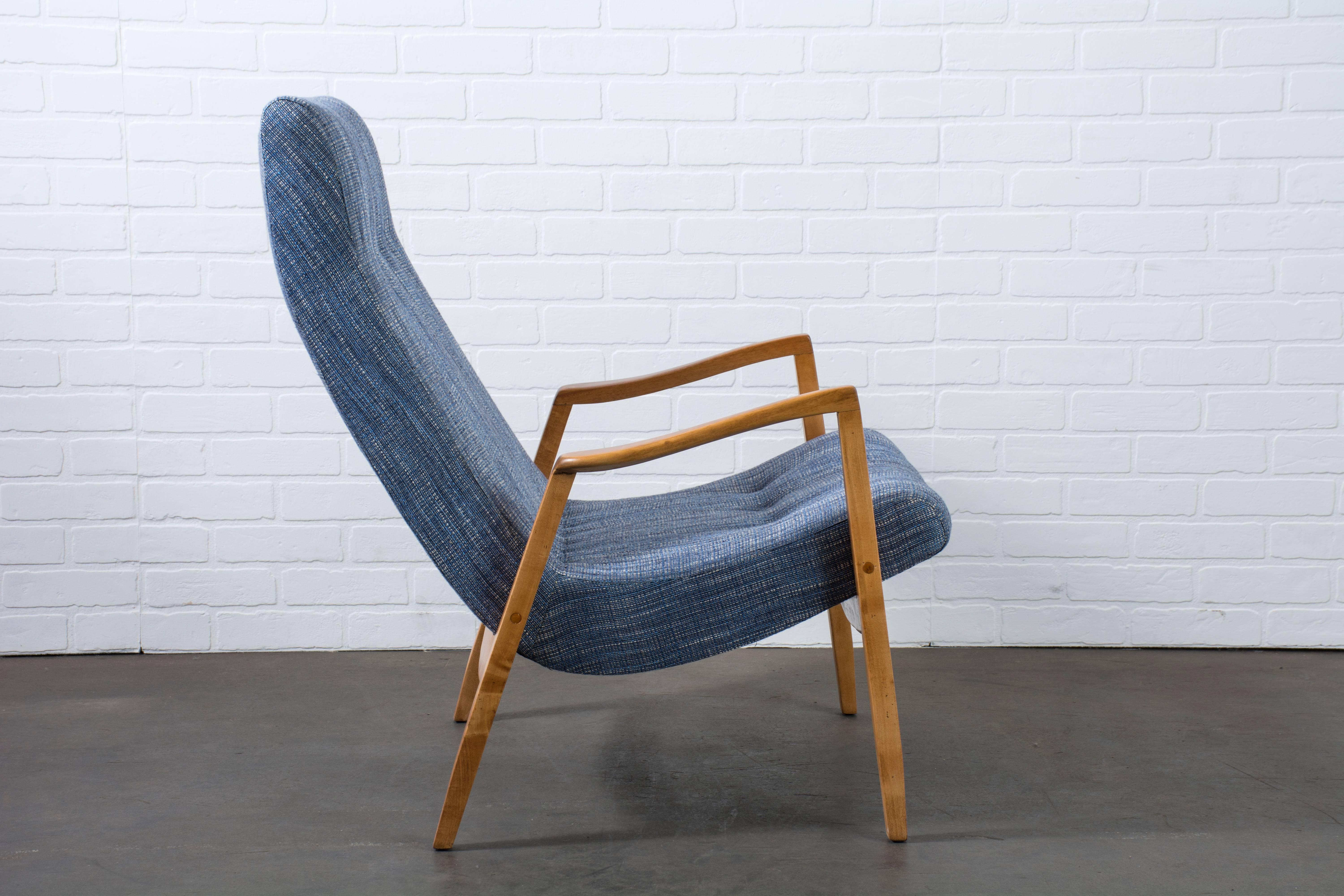 This Mid-Century Modern 'scoop' lounge chair was designed by Milo Baughman in the 1950s, USA. It features a sculptural wood frame and new upholstery.