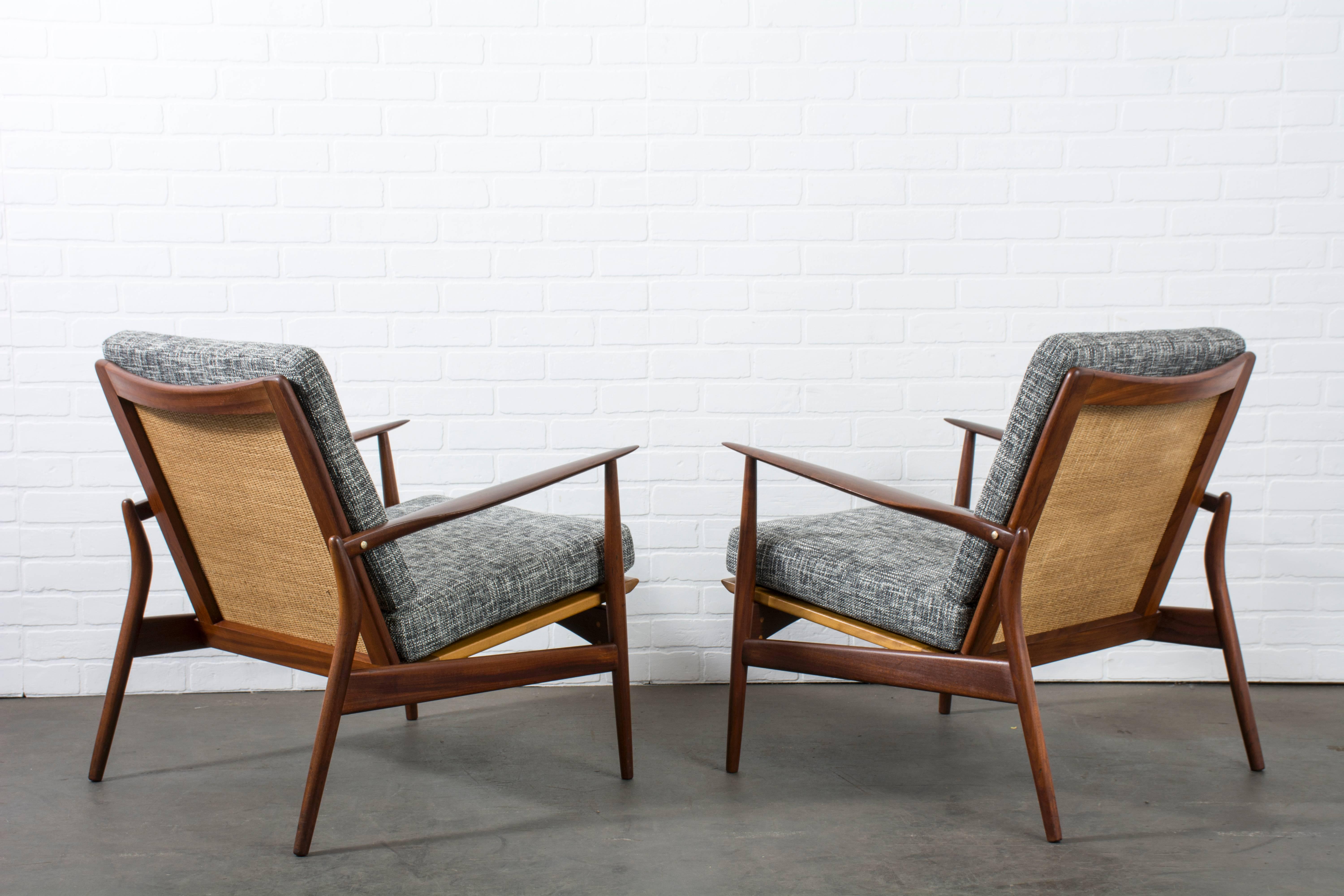 Pair of Danish Modern 'Spear' Lounge Chairs by Ib Kofod-Larsen In Good Condition In San Francisco, CA