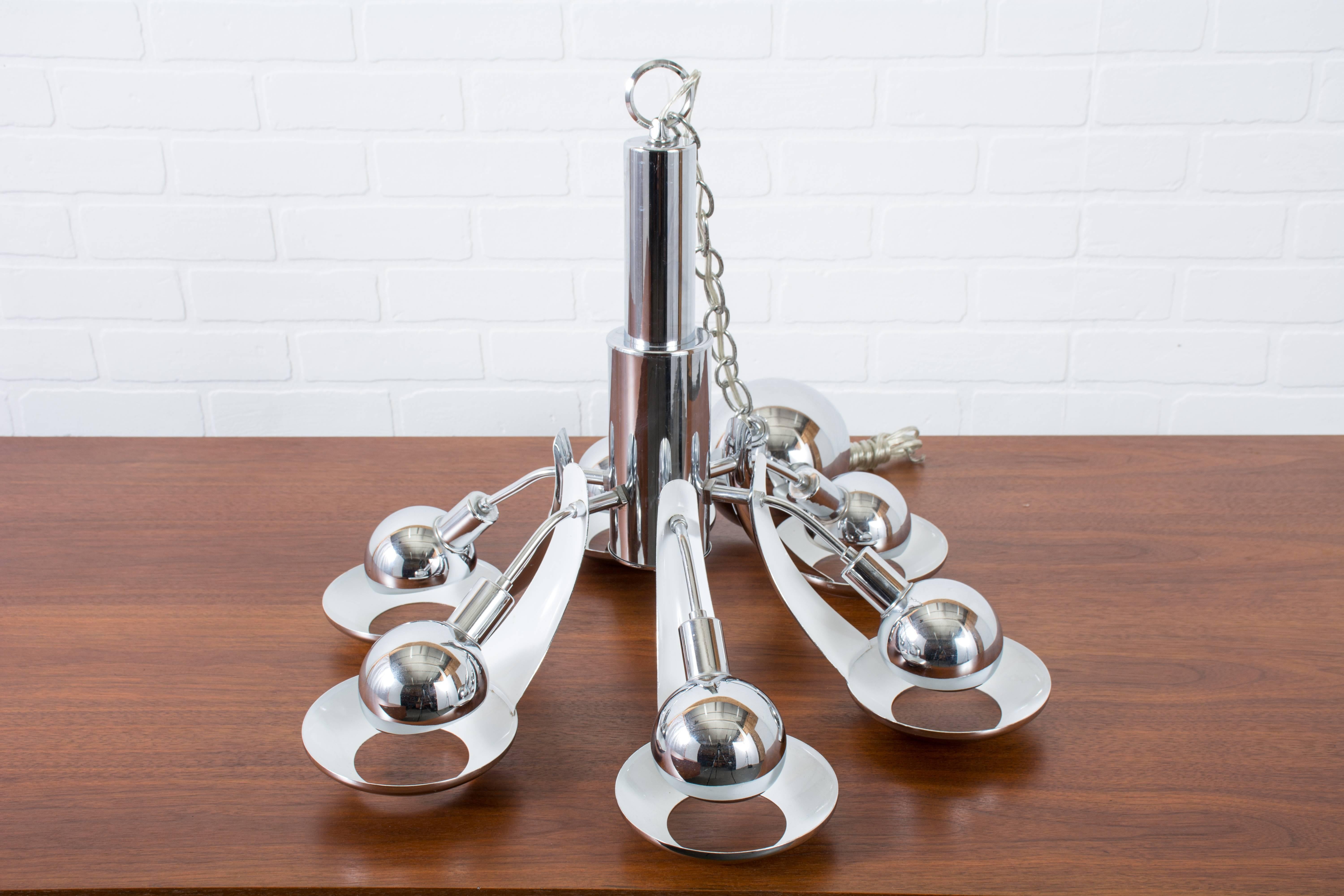 This is a Mid-Century Modern chrome chandelier from the 1960s. Six light bulbs are included.

Measurements:
Approximately 23