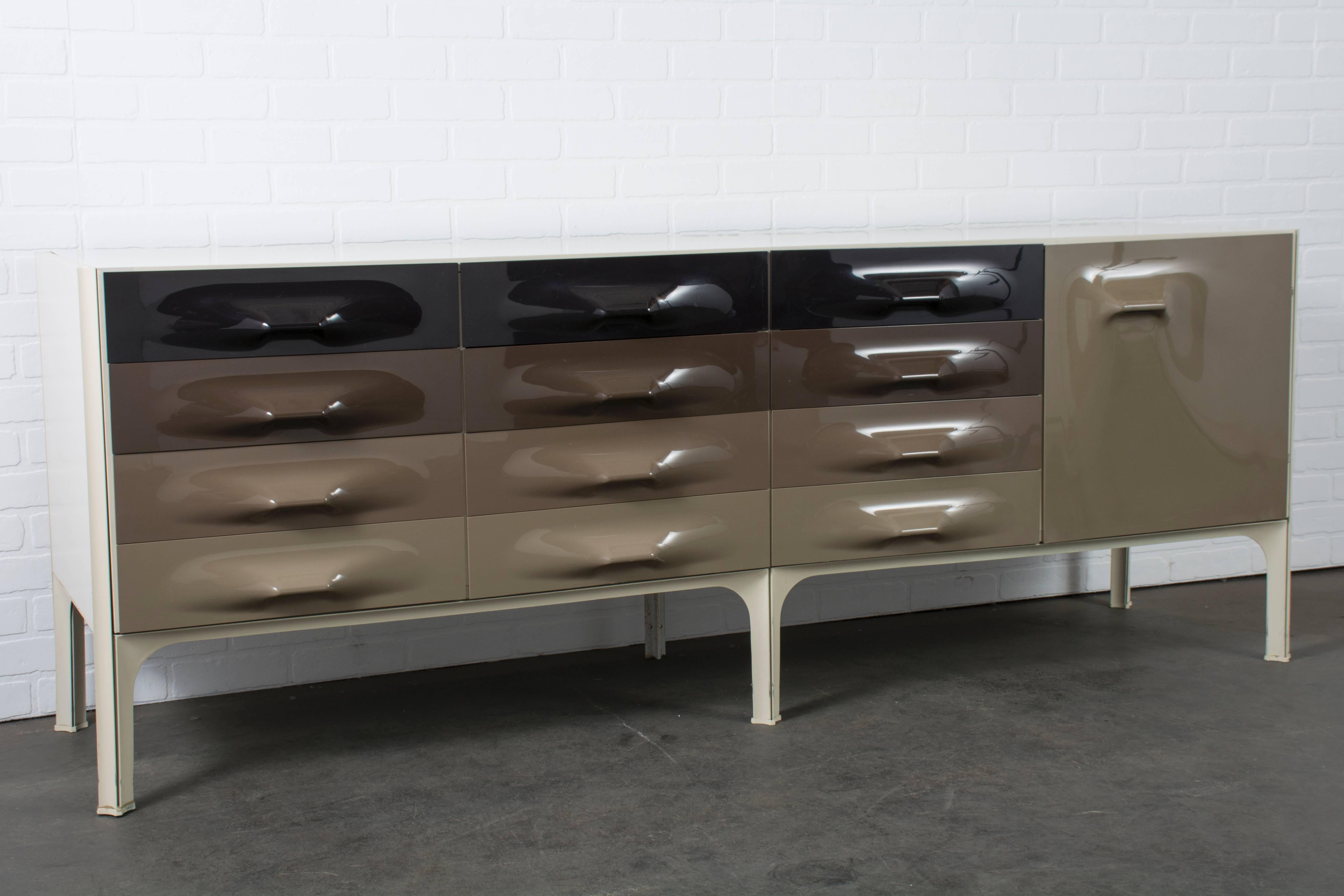 This vintage DF2000 dresser was designed by Raymond Loewy for Doubinsky Freres, France, circa 1960s. It features nine drawers and one cabinet on the right with one adjustable shelf.