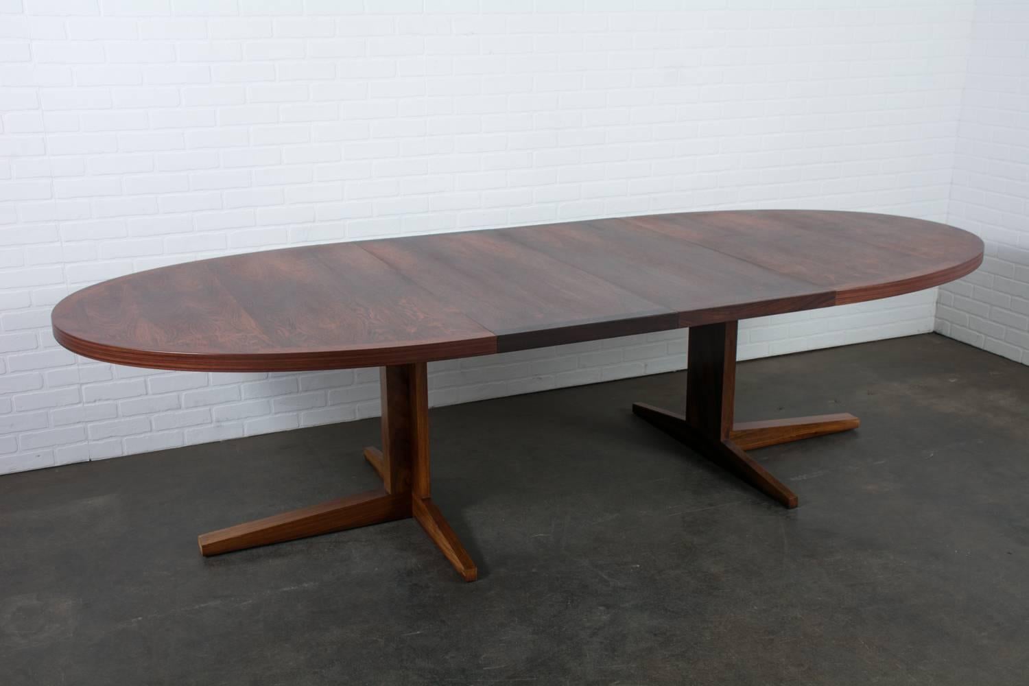 20th Century Vintage Mid-Century Rosewood Oval Table with Leaves