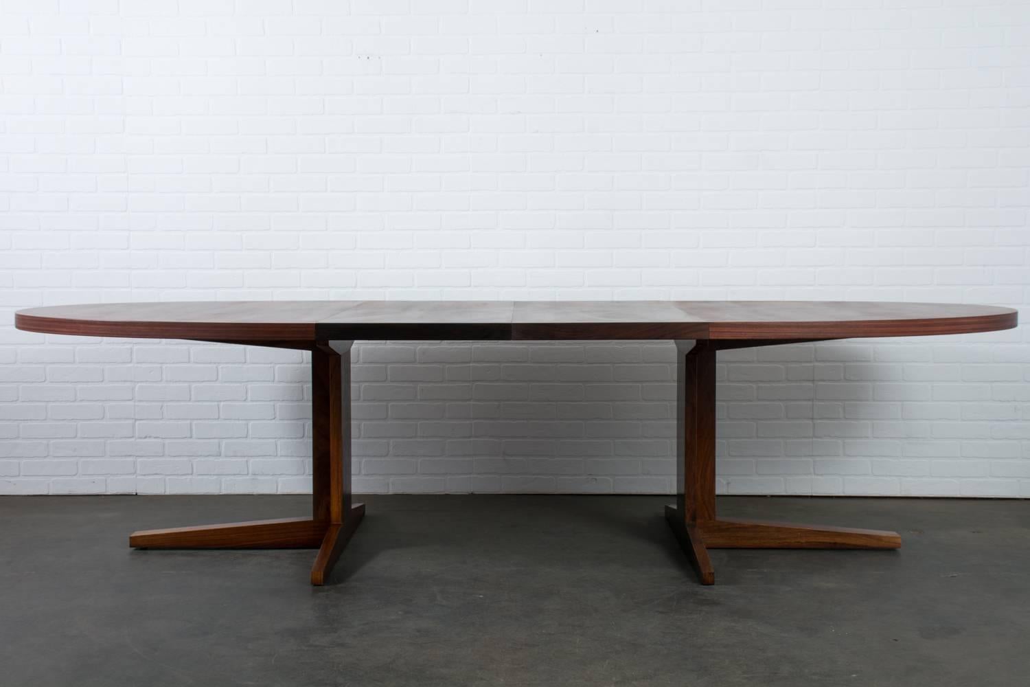 Vintage Mid-Century Rosewood Oval Table with Leaves In Good Condition In San Francisco, CA