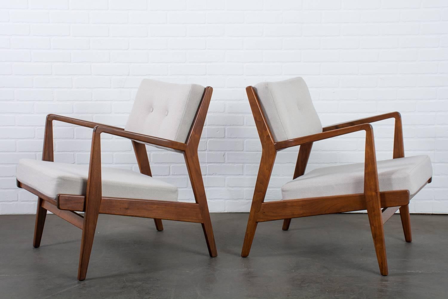 Mid-Century Modern Jens Risom Walnut Lounge Chairs, Model U4230