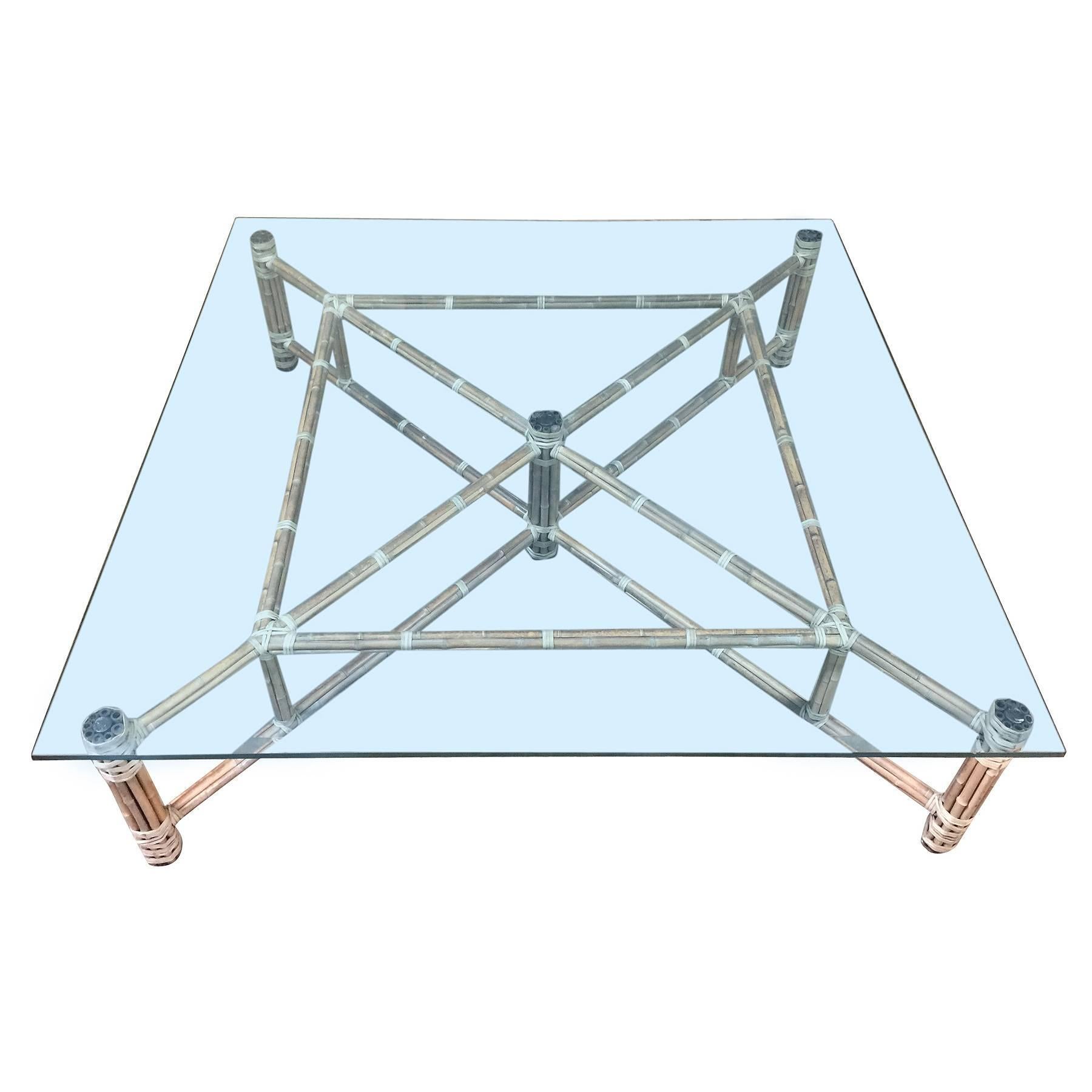 Mid-Century Modern Grande table basse carrée en bambou et verre de John McGuire en vente