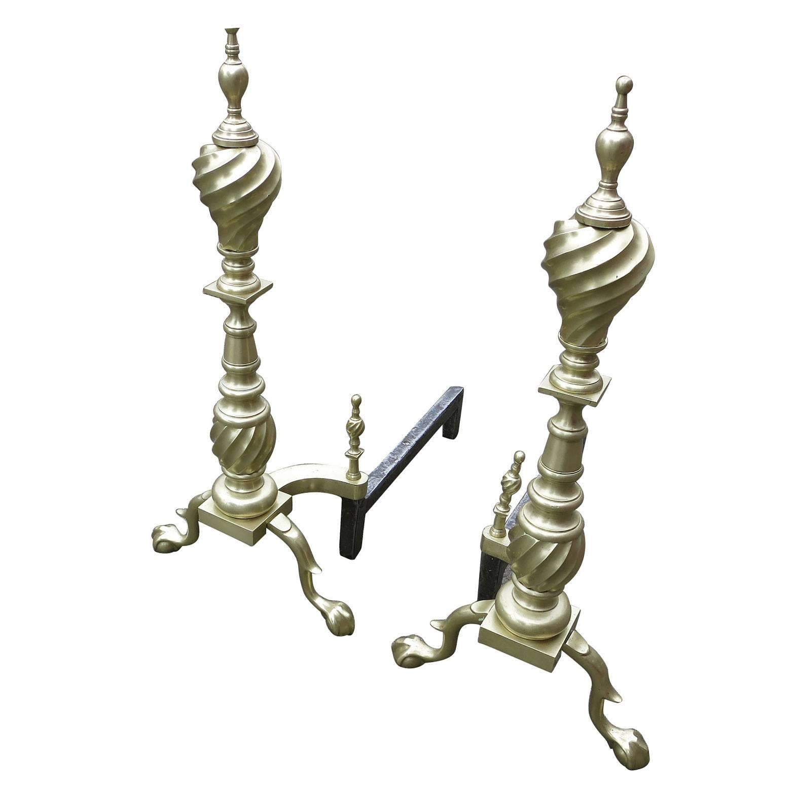 Fin du XIXe siècle Paire de chenets de cheminée en laiton en forme de spirale de style Chippendale, de la fin de l'époque victorienne en vente
