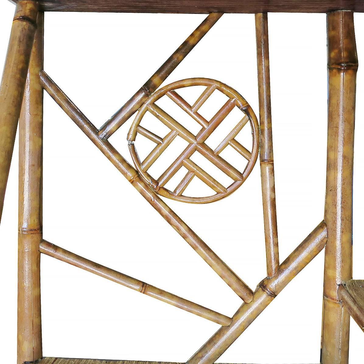 Restaurierter sechsstöckiger Flurregal-Etagere aus Bambus mit Waschtischspiegel im Zustand „Hervorragend“ im Angebot in Van Nuys, CA