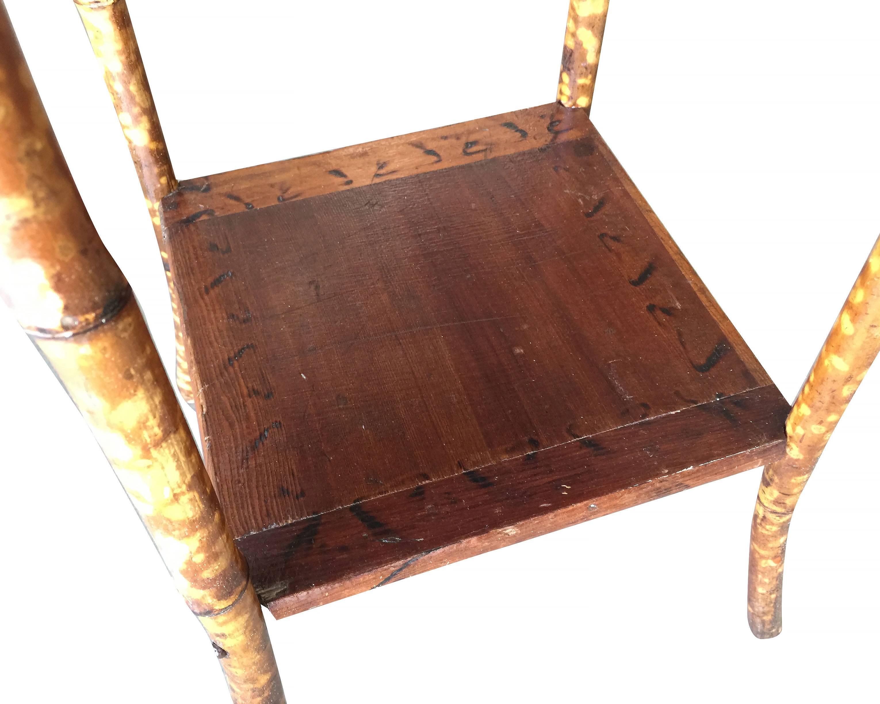 Antique table d'appoint à piédestal en bambou tigré avec dessus en natte de riz, couvercle rabattable et étagère inférieure secondaire.


Restauré à neuf pour vous.

Tous les meubles en rotin, en bambou et en osier ont été soigneusement remis à
