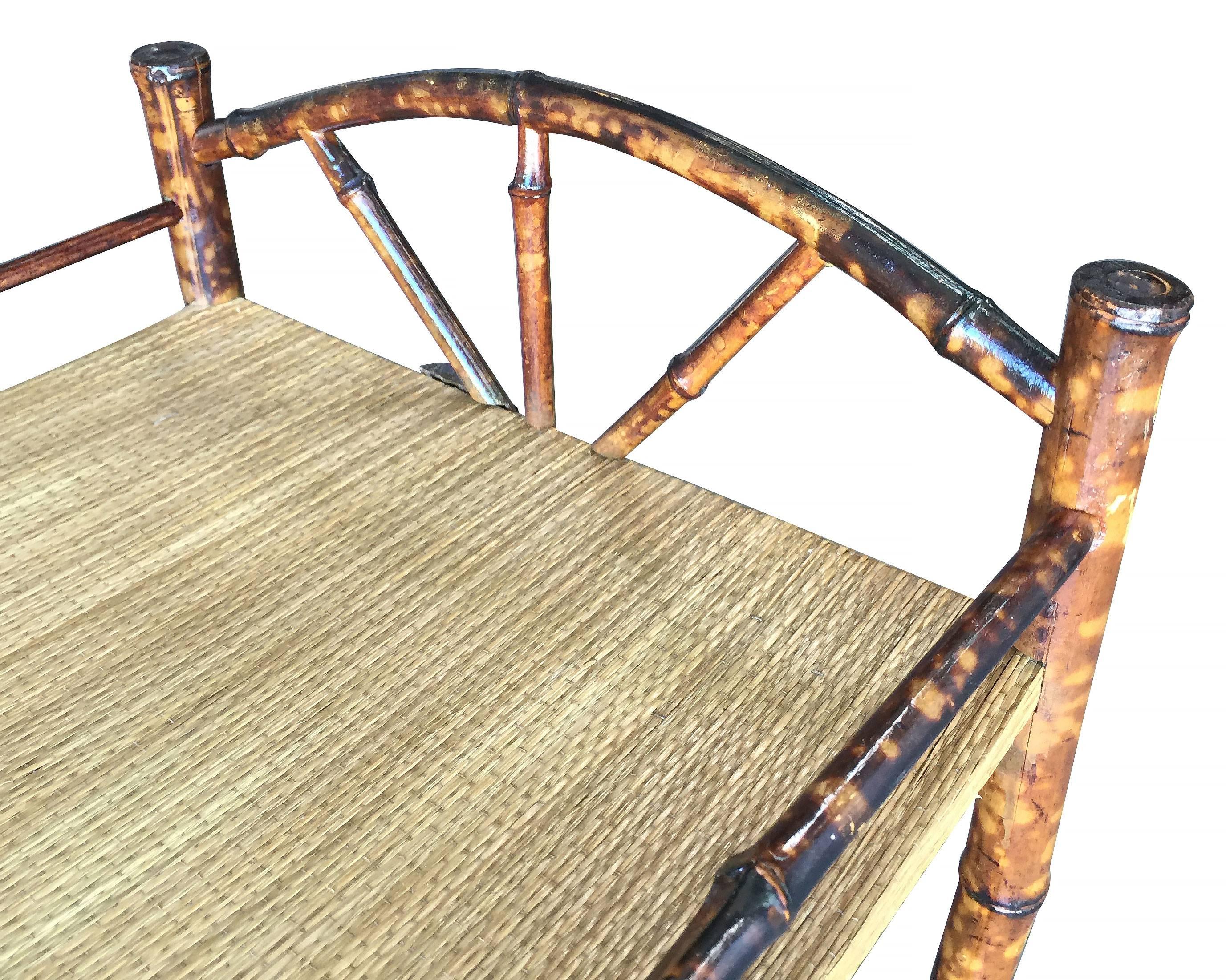 Restauriertes zweistöckiges Regal aus Tiger-Bambus mit unterer Ablage (amerikanisch) im Angebot