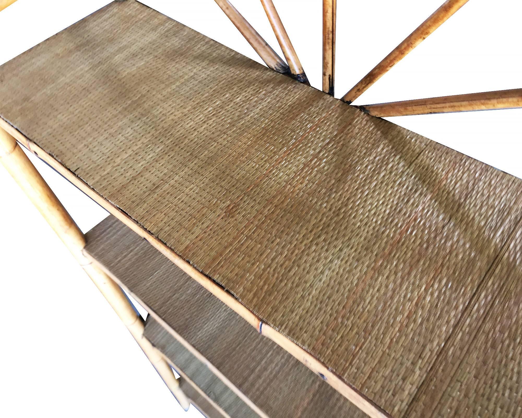 Restaurierte vierstöckige Eckregal-Etagere aus Tiger-Bambus mit Dachkrone (Frühes 20. Jahrhundert) im Angebot