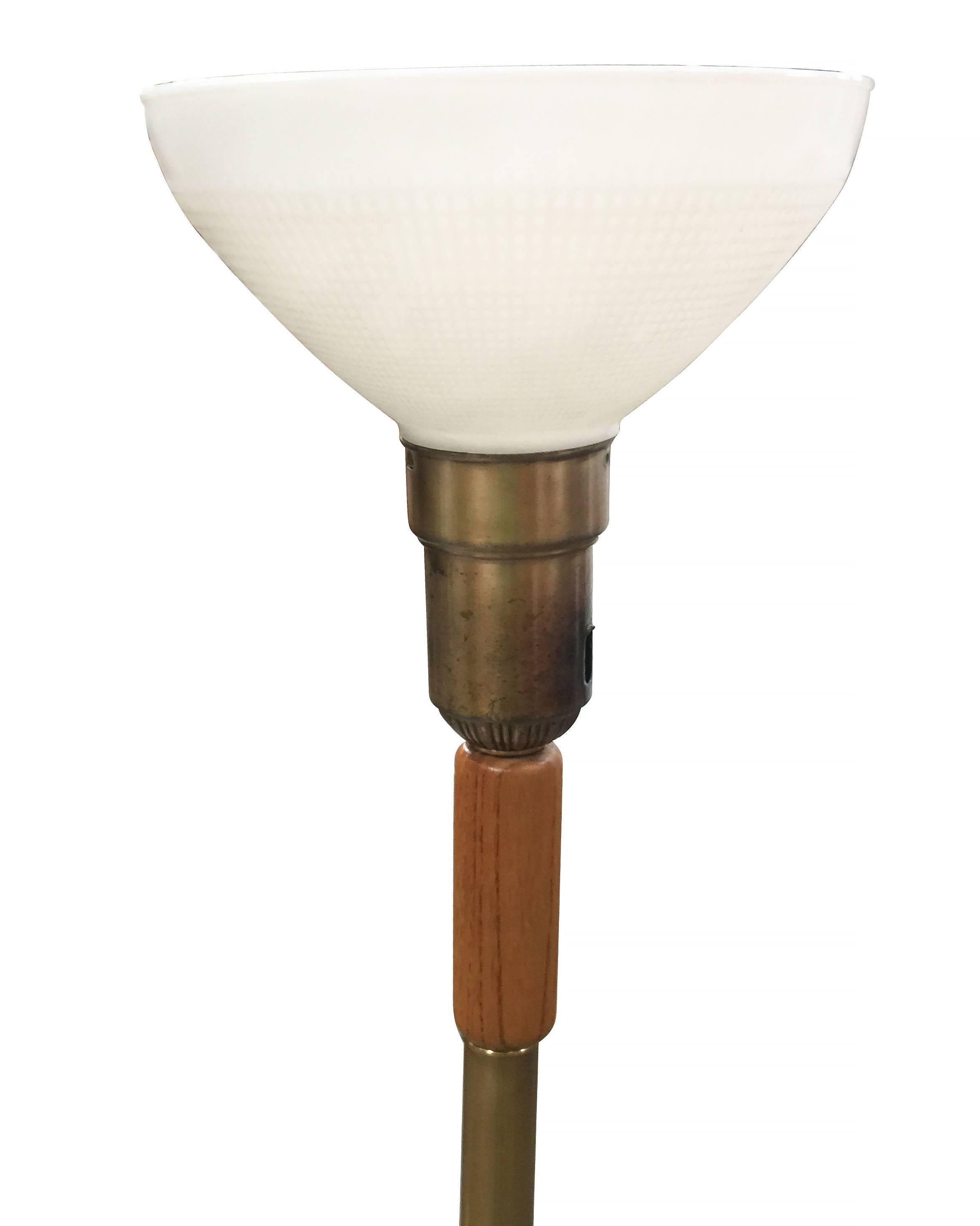 Stehlampe im Heifetz-Stil, handgeschnitzt, Fackeln (Moderne der Mitte des Jahrhunderts) im Angebot