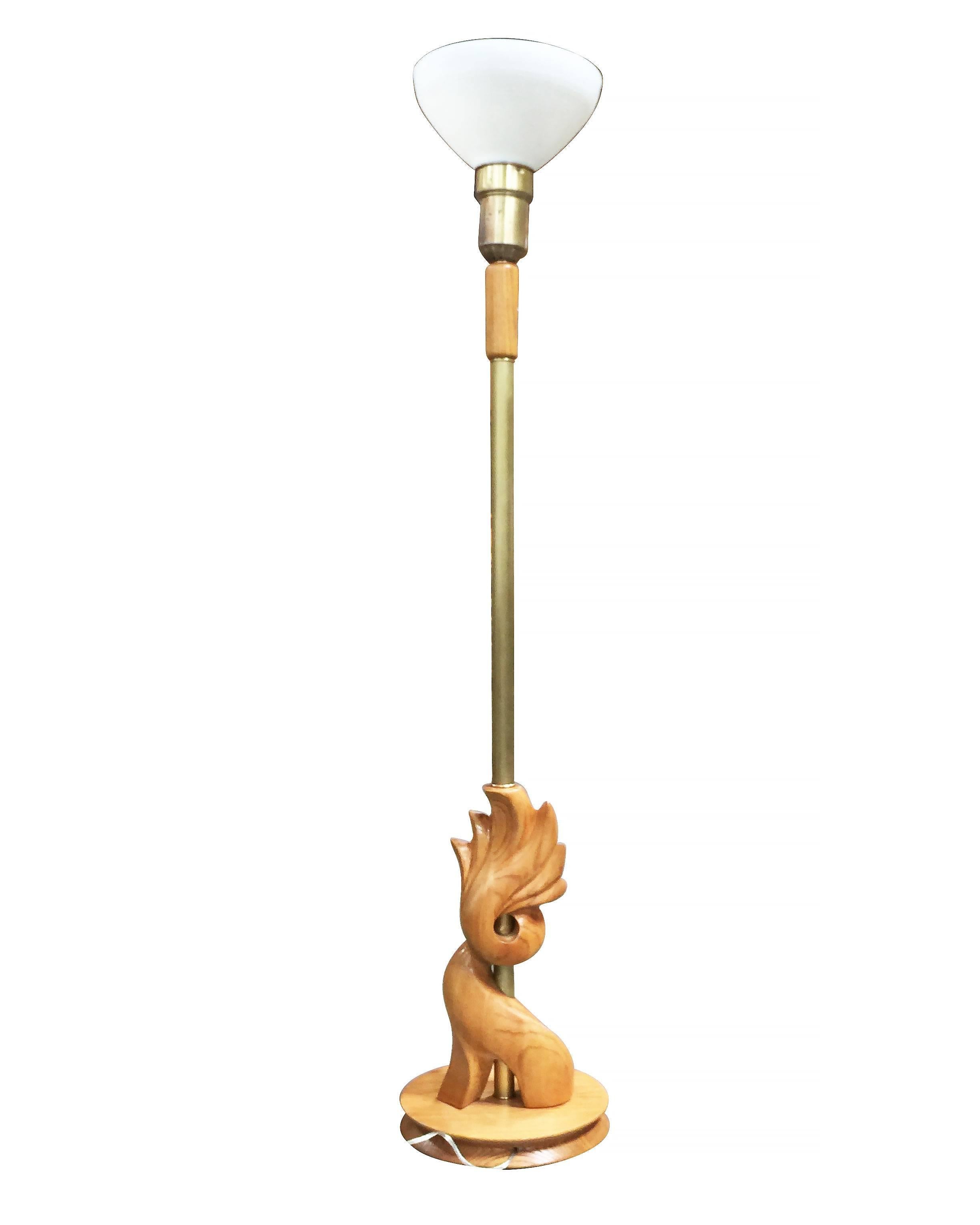 Paire de lampadaires torchères en bois sculpté à la main de style Heifetz, avec abat-jour en verre laiteux et accents en laiton.