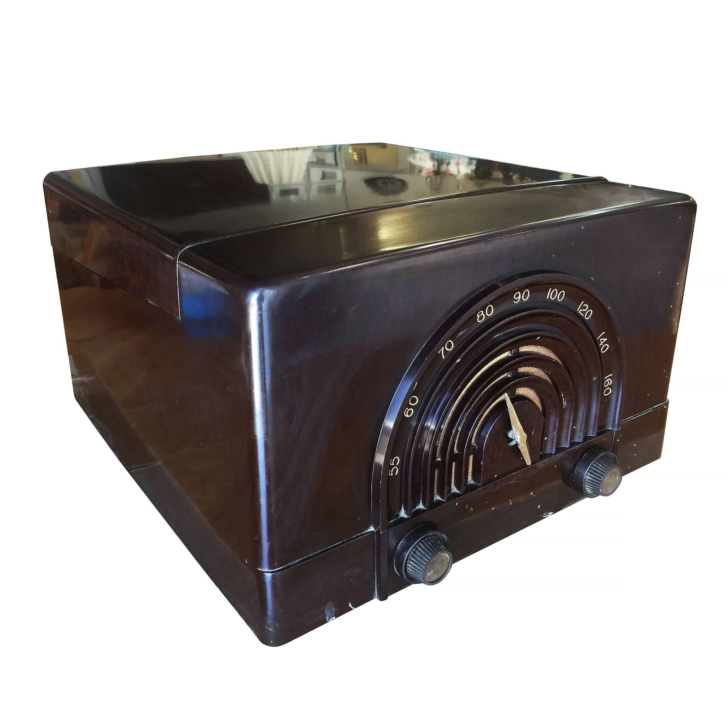 Silvertone Model 3040 Am radio and record player with a large bakelite shell. Inside is a five tube Superheterodyne AM radio receiver, Original old Sams Photofact manual includes schematic, layout, alignment instructions, voltage and resistance test