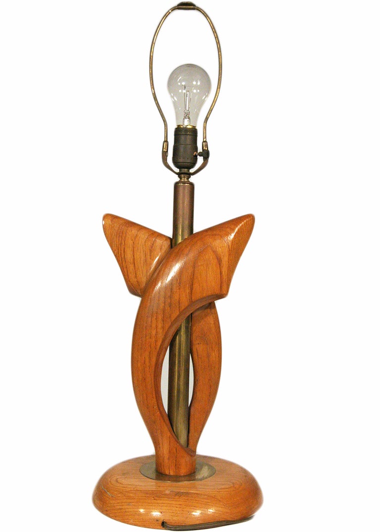 Américain Paire de lampes de bureau en chêne et laiton de forme libre Yasha Heifetz en vente