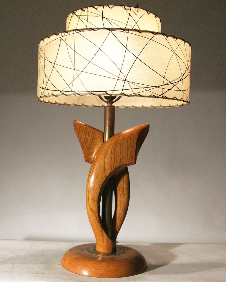 Laiton Paire de lampes de bureau en chêne et laiton de forme libre Yasha Heifetz en vente