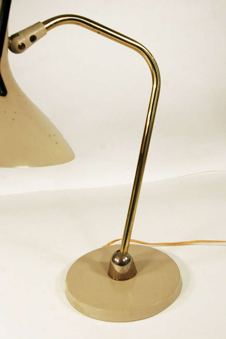 Maurizio Tempestini designed desk lamp for the Lightolier company, enameled in beige with a two-ball joint Anglepoise brass neck,

USA, 1950.