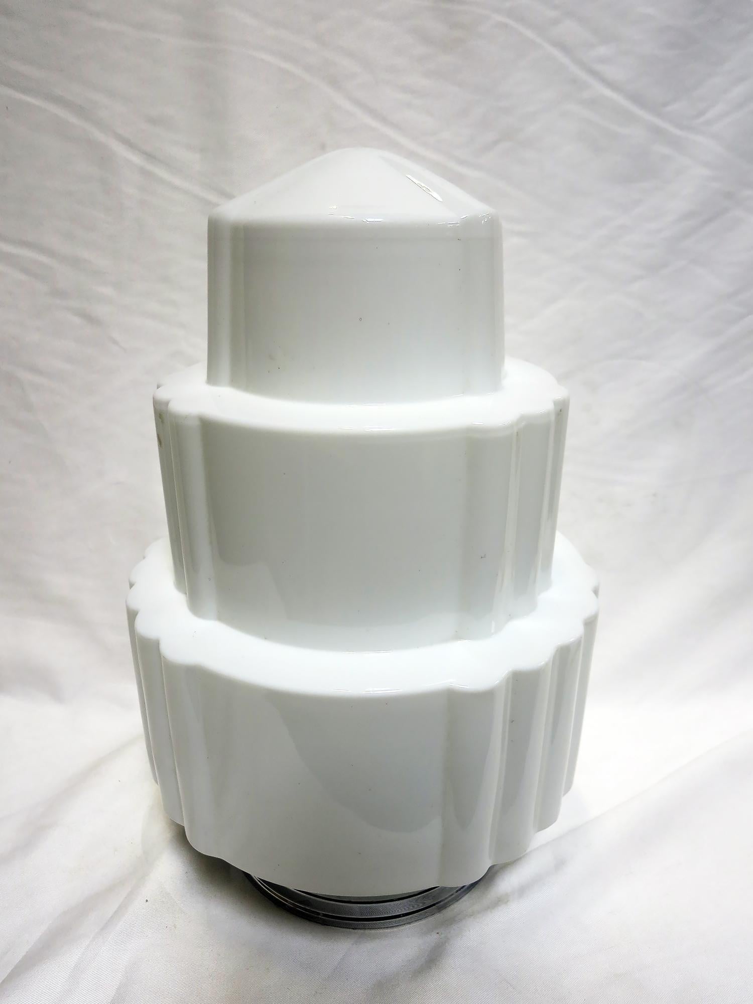 Art déco Grand globe en verre à suspension en forme de gâteau d'anniversaire Art Déco à gradins en vente
